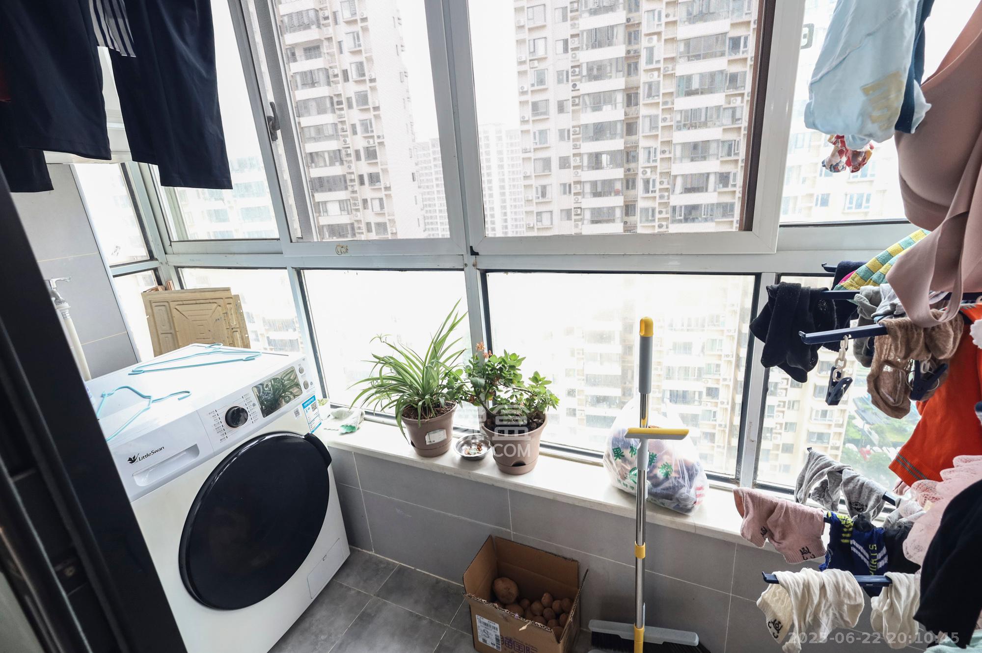 钱隆世家 4室2厅2卫 140.0万 钱隆世家 4室2厅2卫 140.0万阳台