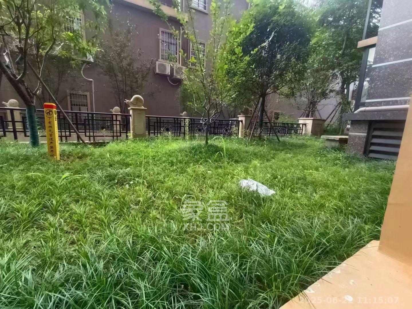 东方名苑臻锦园 4室2厅1卫 85.0万 东方名苑臻锦园 4室2厅1卫 85.0万客厅