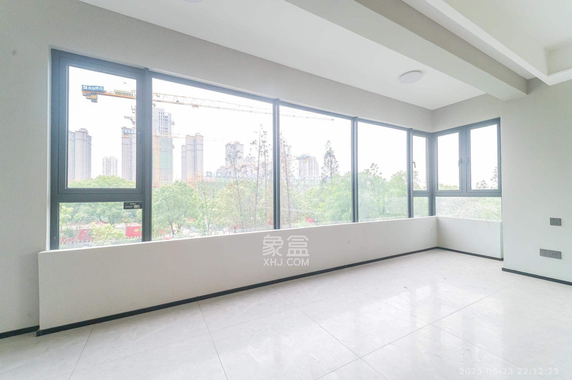 万科松湖天地 4室2厅3卫 249.0万 万科松湖天地 4室2厅3卫 249.0万阳台