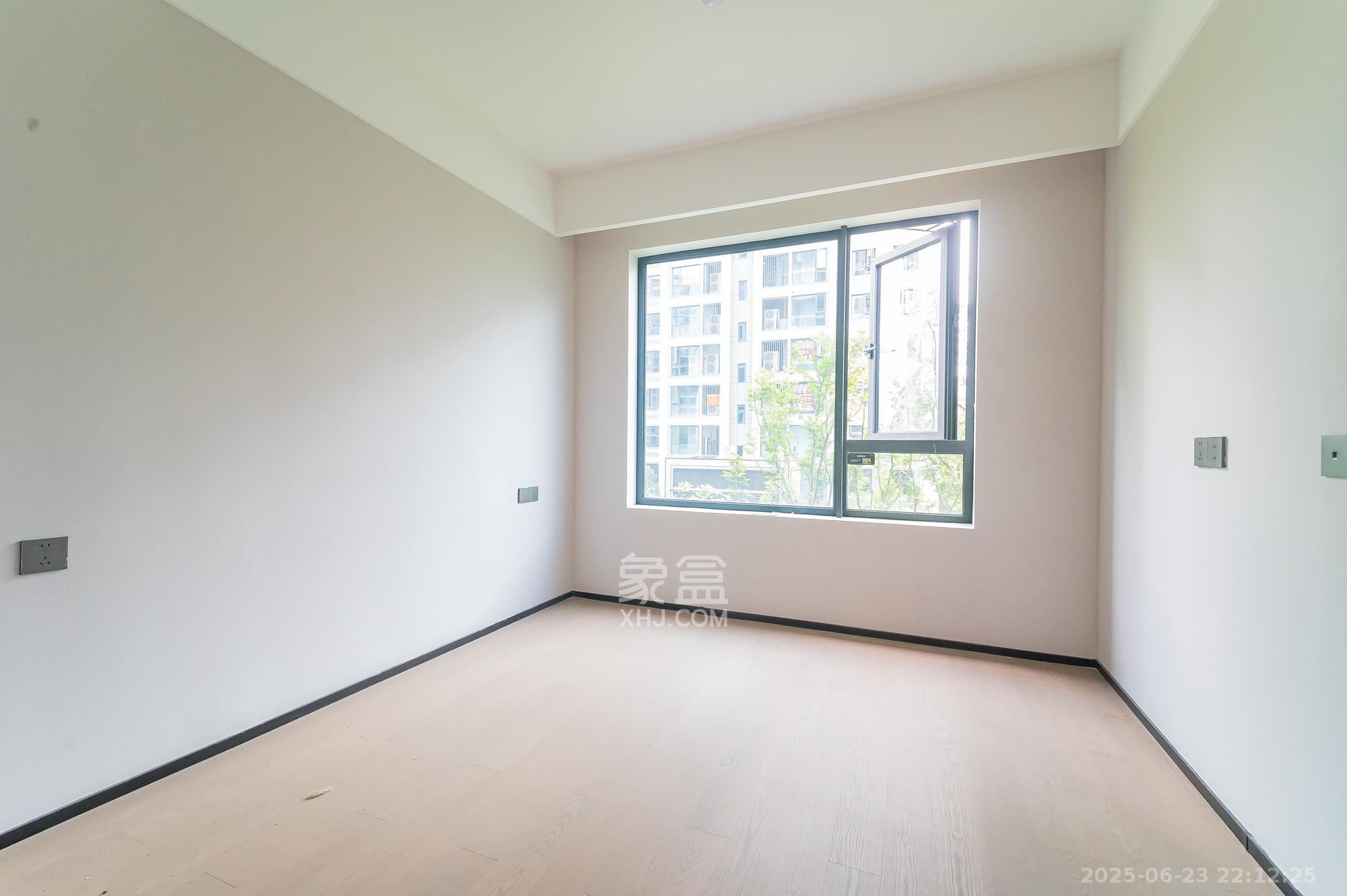 万科松湖天地 4室2厅3卫 249.0万 万科松湖天地 4室2厅3卫 249.0万卧室