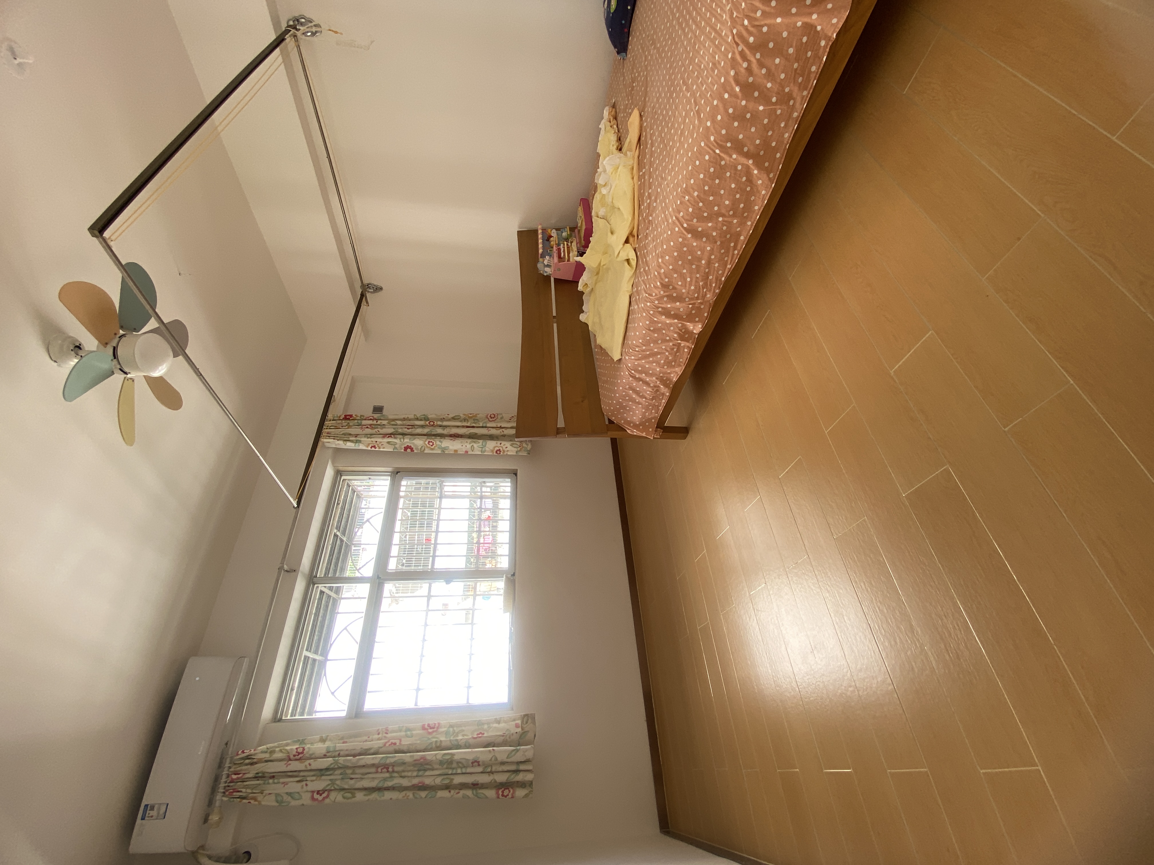 都市庭苑 4室2厅2卫 165.0万 都市庭苑 4室2厅2卫 165.0万客厅