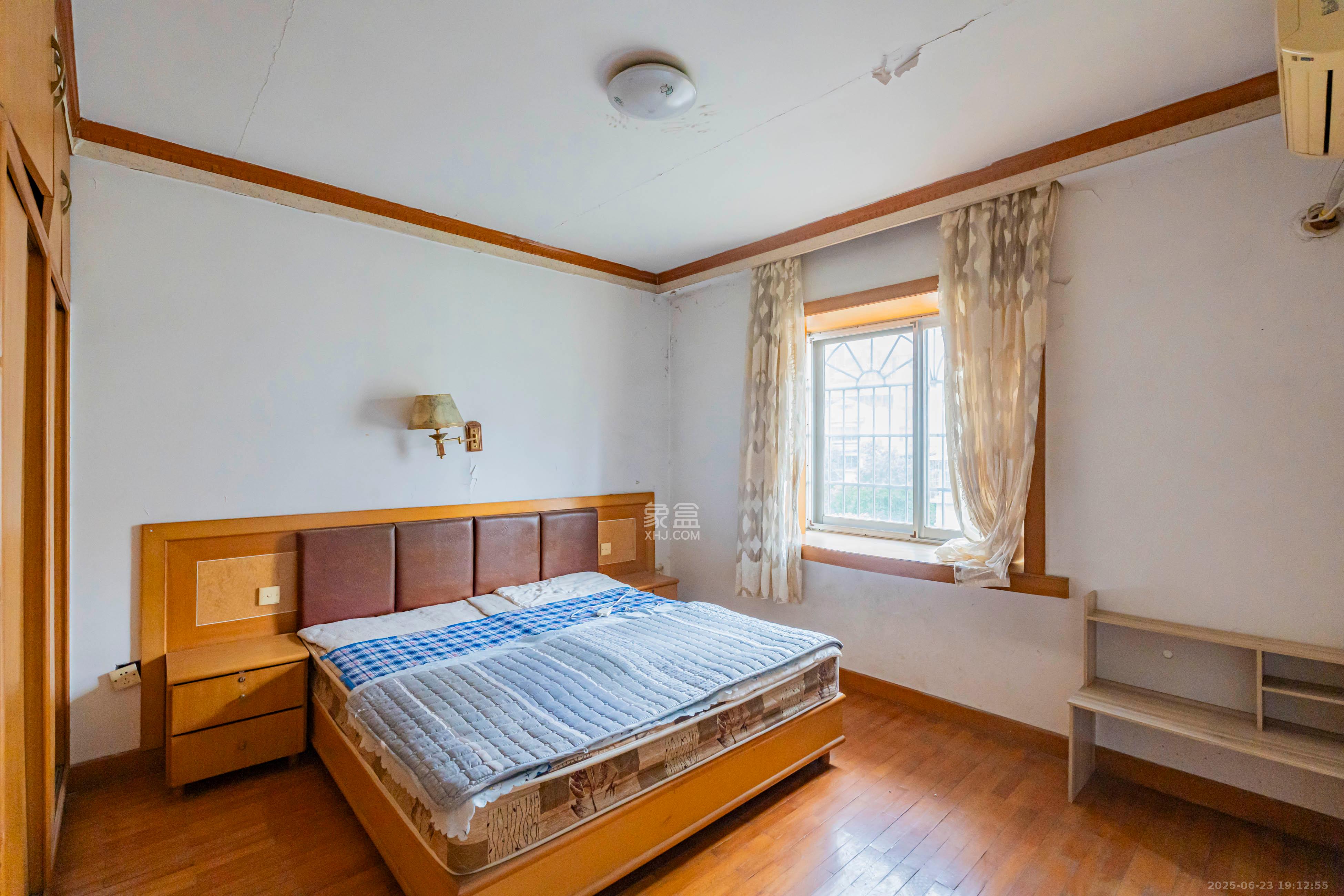 金帆小区 4室2厅1卫 88.0万 金帆小区 4室2厅1卫 88.0万卧室