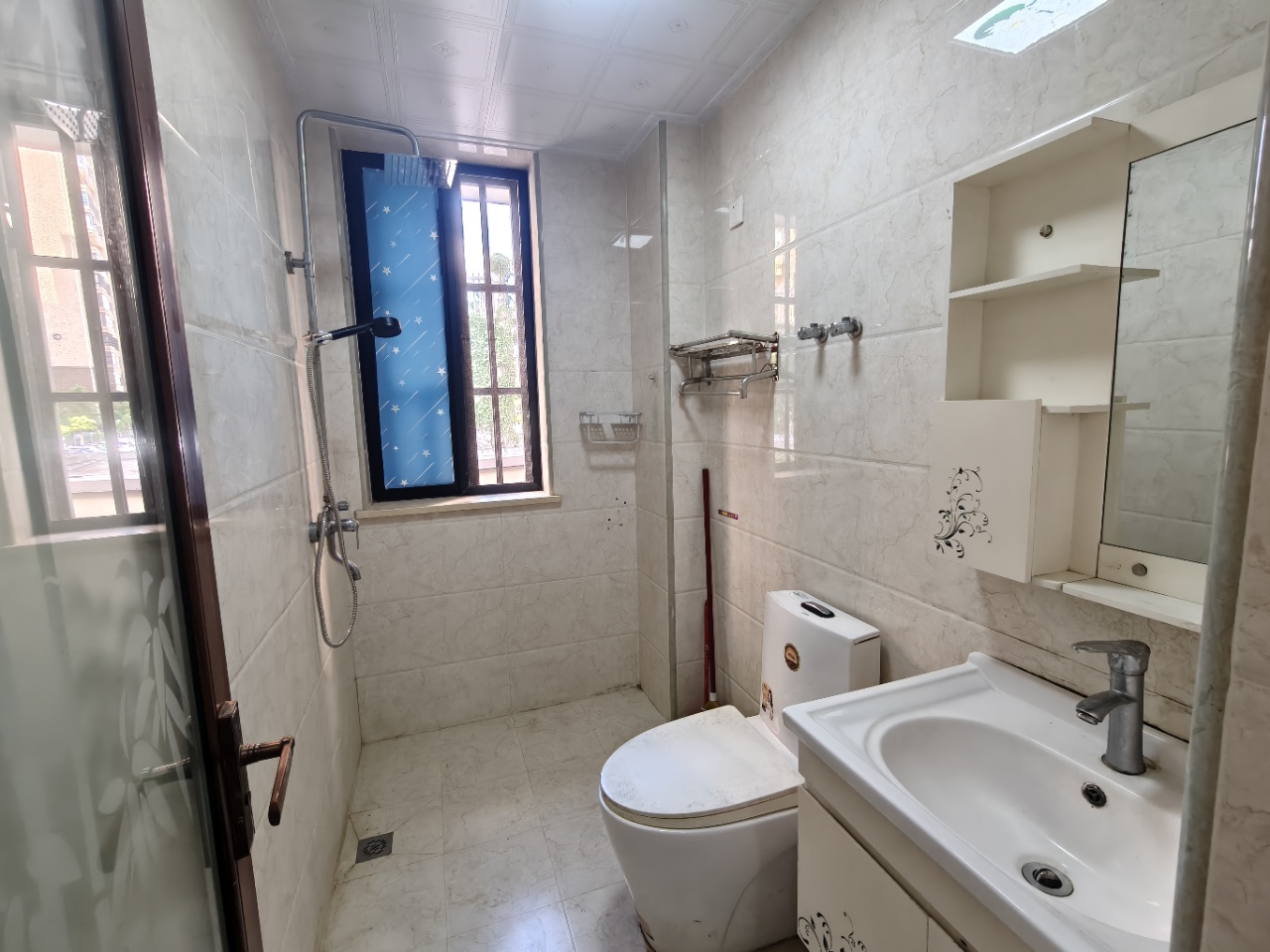 海秀花园 3室2厅2卫 2600.0元/月 海秀花园 3室2厅2卫 2600.0元/月室内图