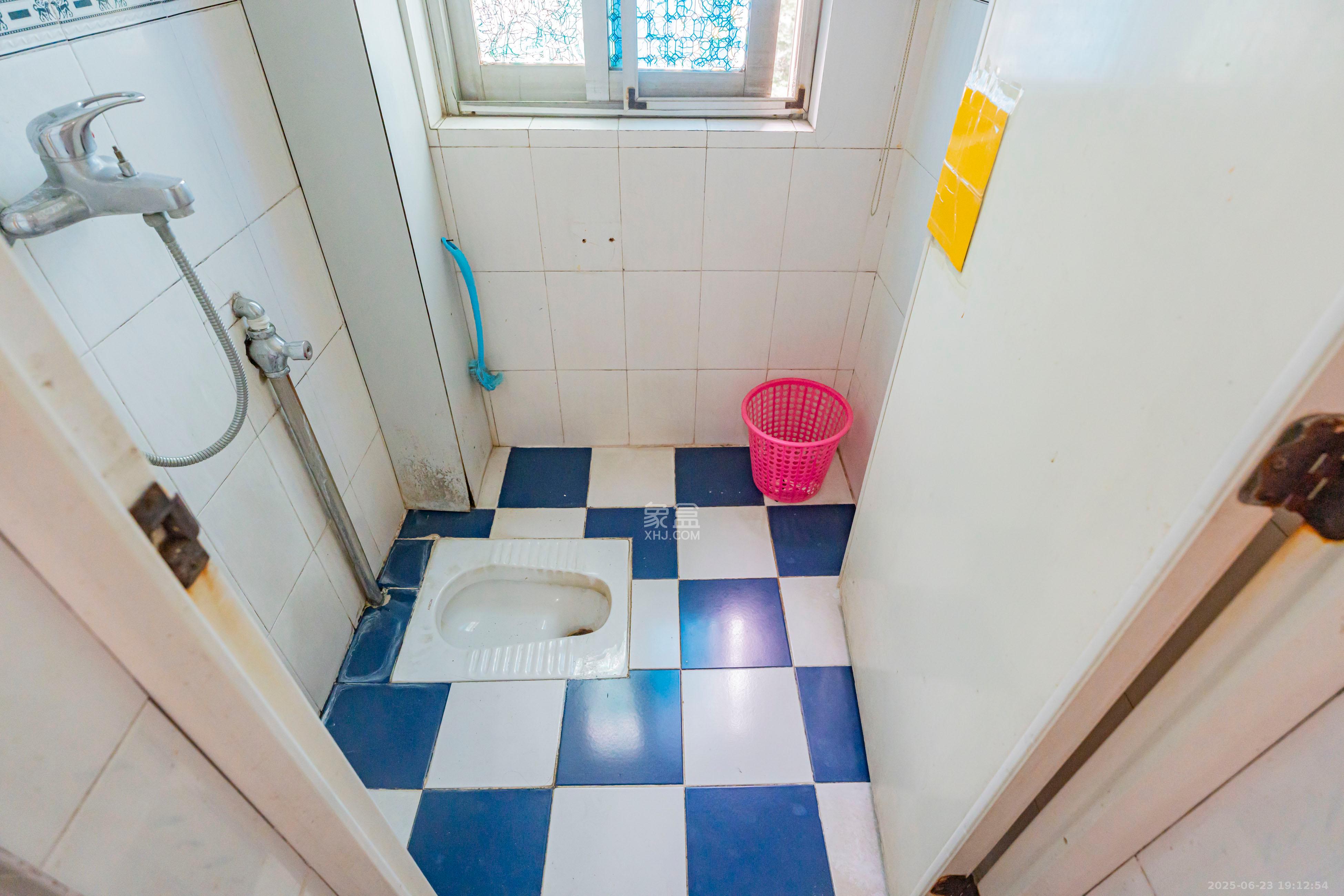 金帆小区  4室2厅1卫    88.0万卫生间