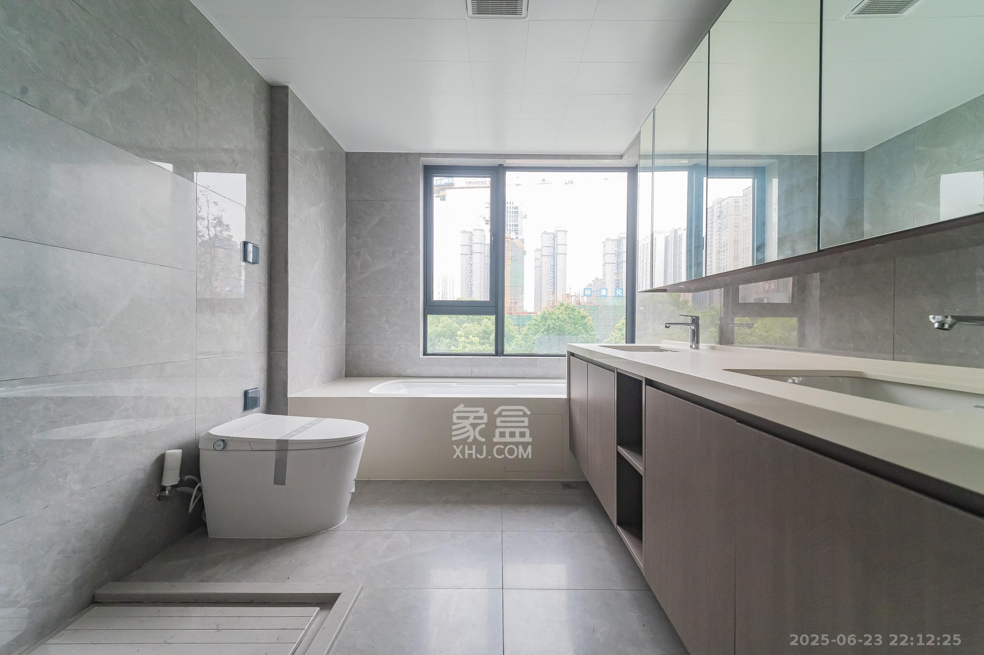 万科松湖天地 4室2厅3卫 249.0万 万科松湖天地 4室2厅3卫 249.0万卫生间