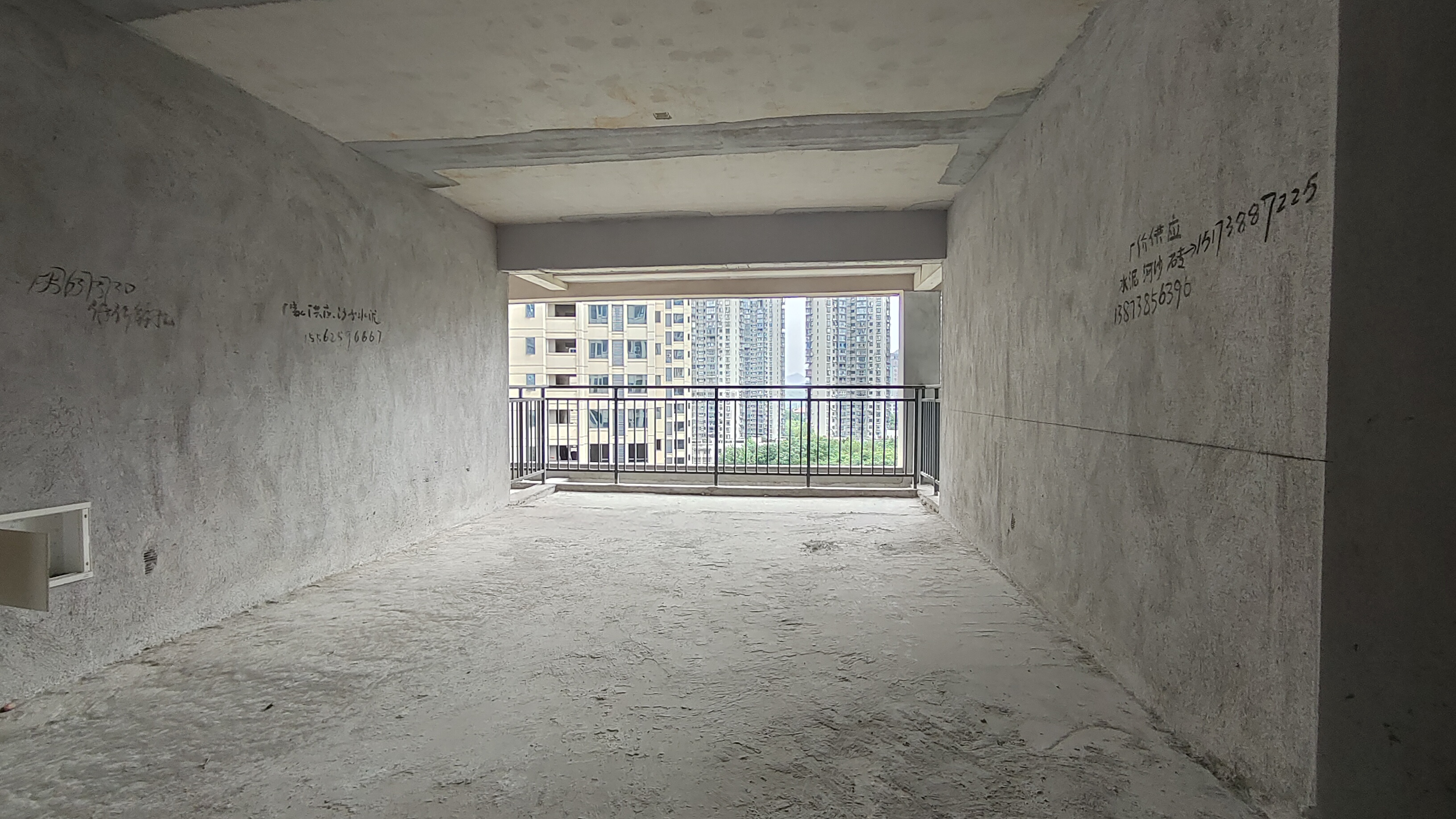 金信园林嘉园 4室2厅2卫 80.0万 金信园林嘉园 4室2厅2卫 80.0万客厅