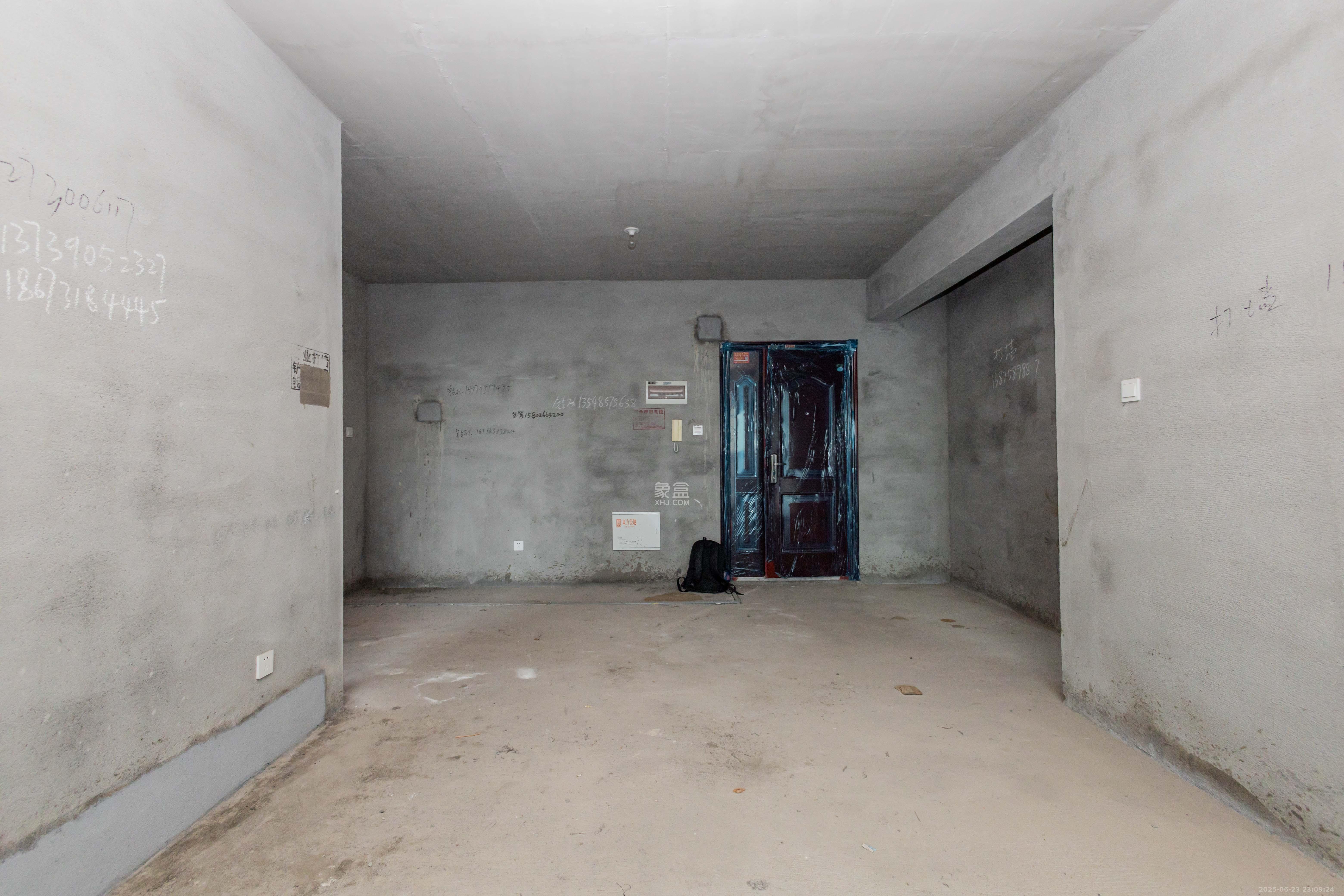 东方美地  3室2厅1卫    63.8万客厅