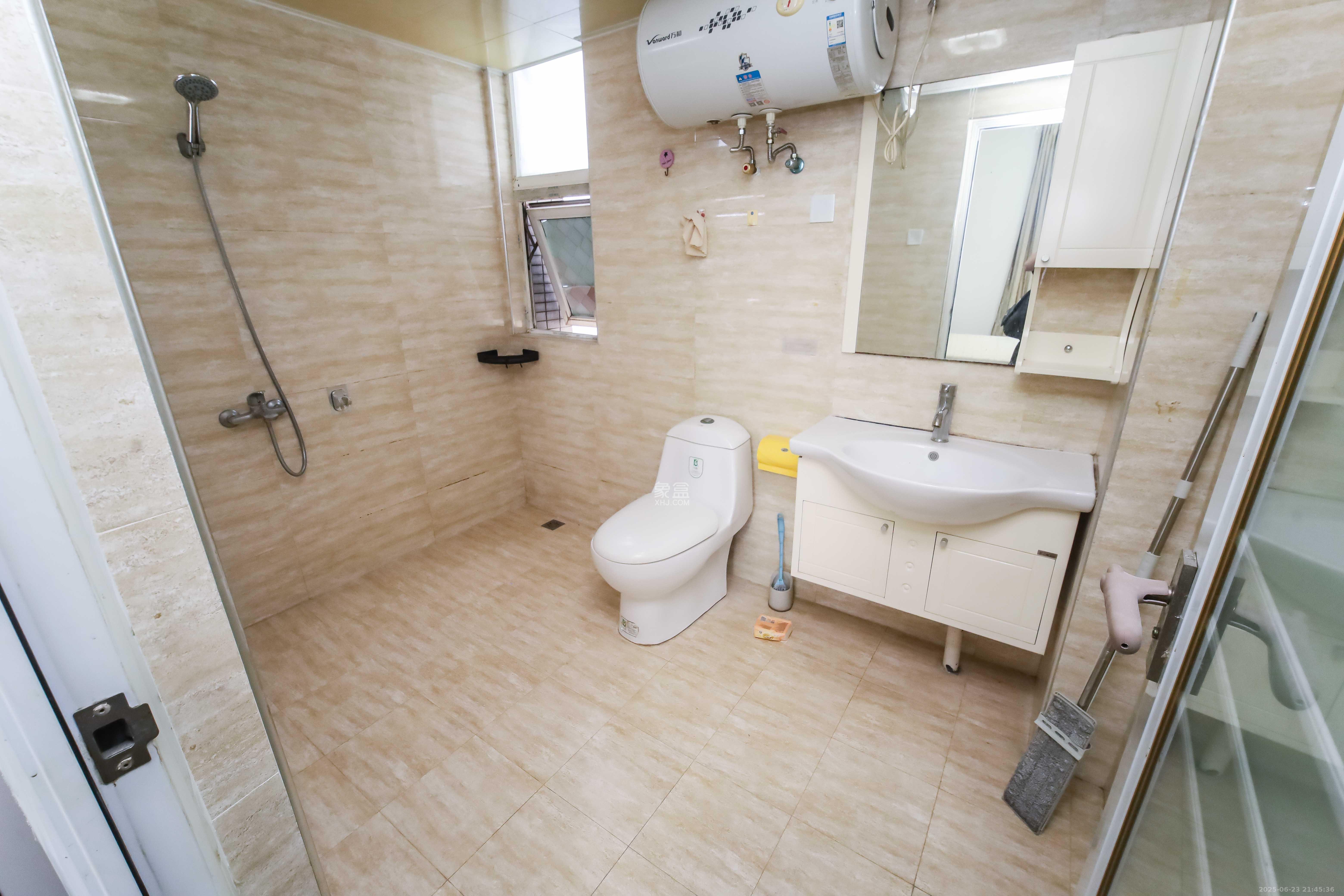 银港水晶城 3室2厅1卫 95.8万 银港水晶城 3室2厅1卫 95.8万卫生间