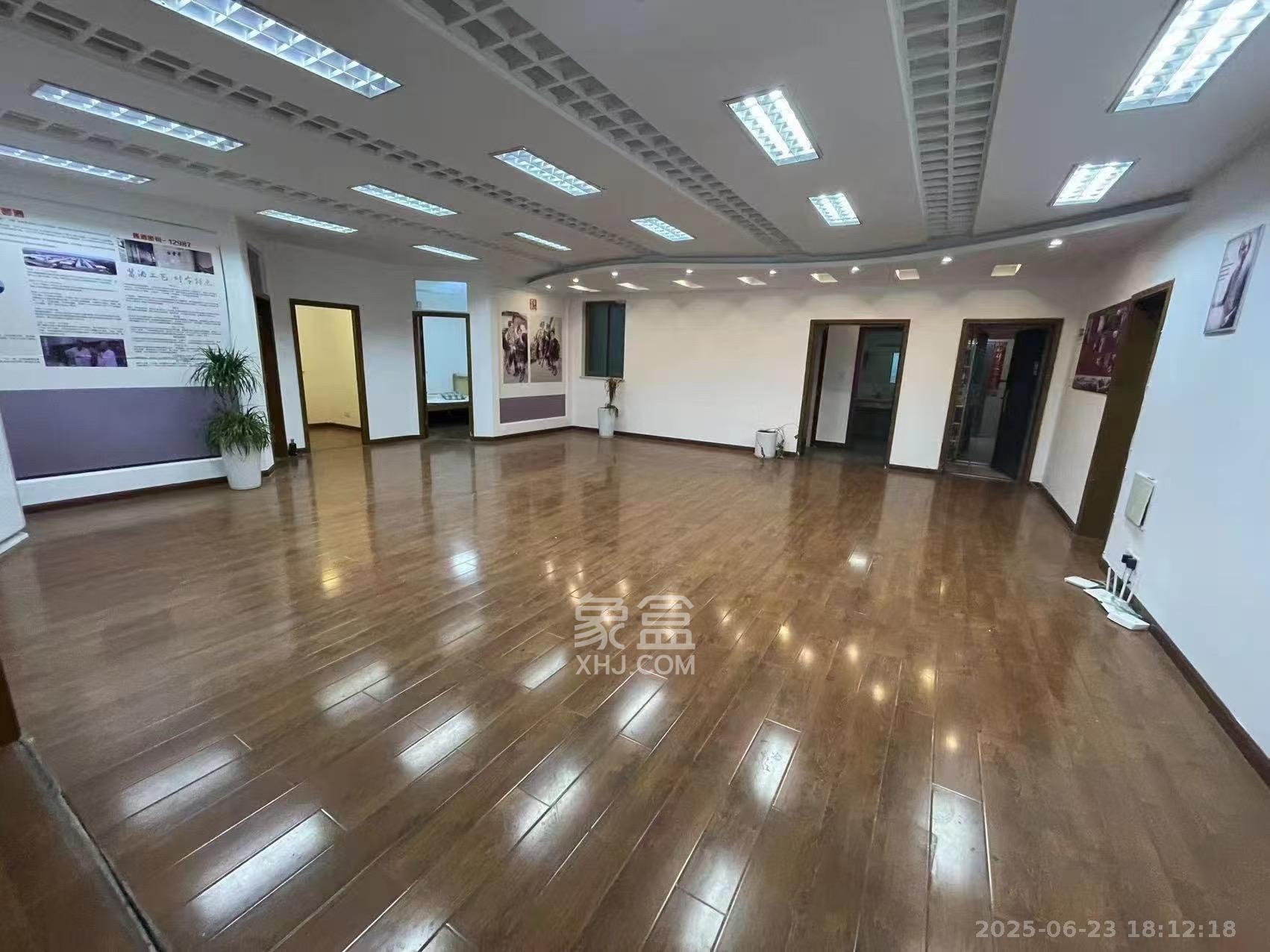 欧陆经典  3室2厅1卫   4500.00元/月室内图