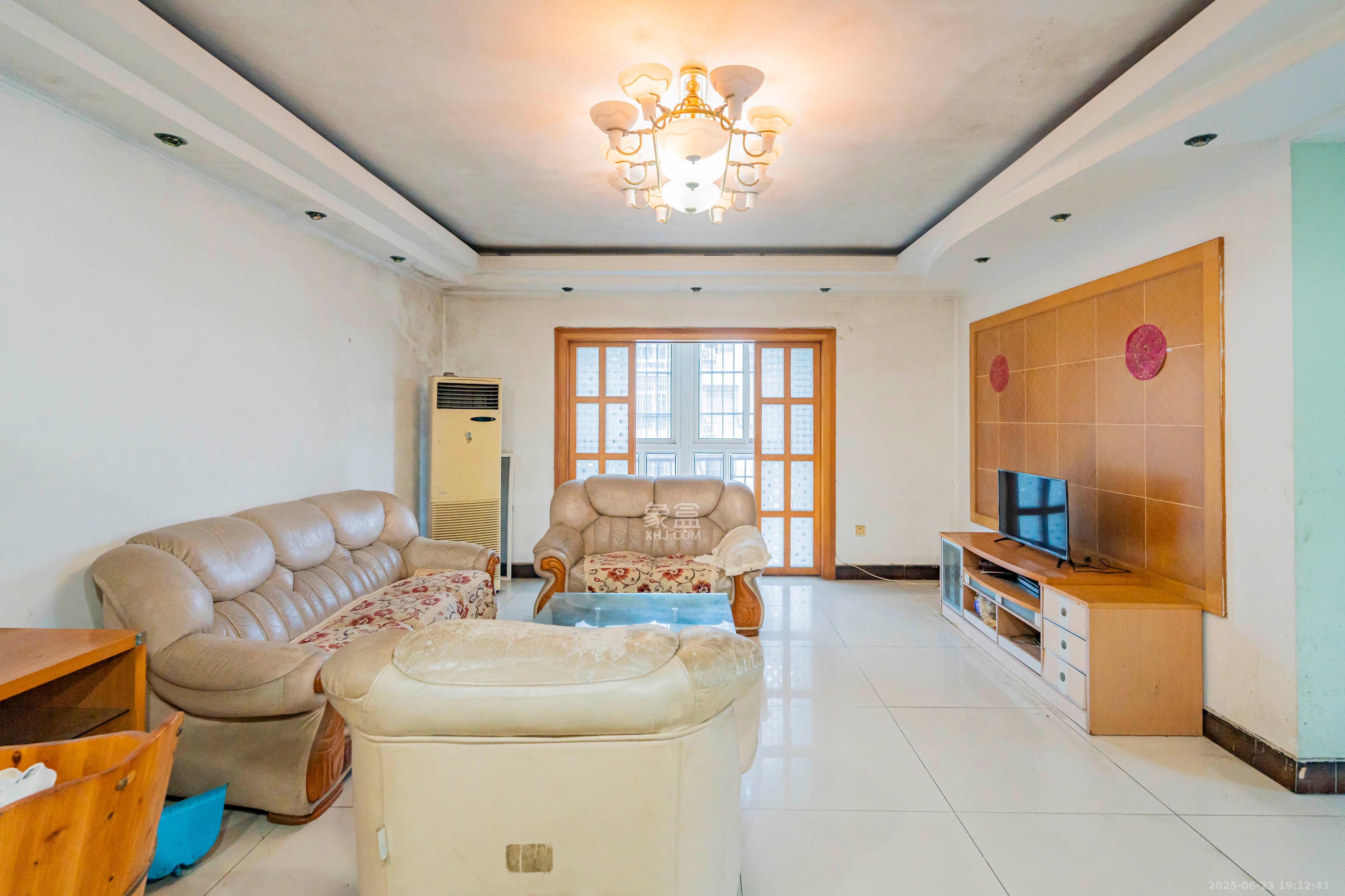 金帆小区 4室2厅1卫 88.0万 金帆小区 4室2厅1卫 88.0万客厅