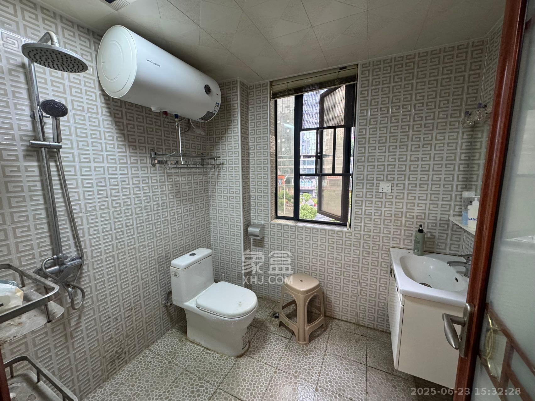 中南红领邦(红星嘉和苑) 1室2厅2卫 2500.0元/月 中南红领邦(红星嘉和苑) 1室2厅2卫 2500.0元/月室内图