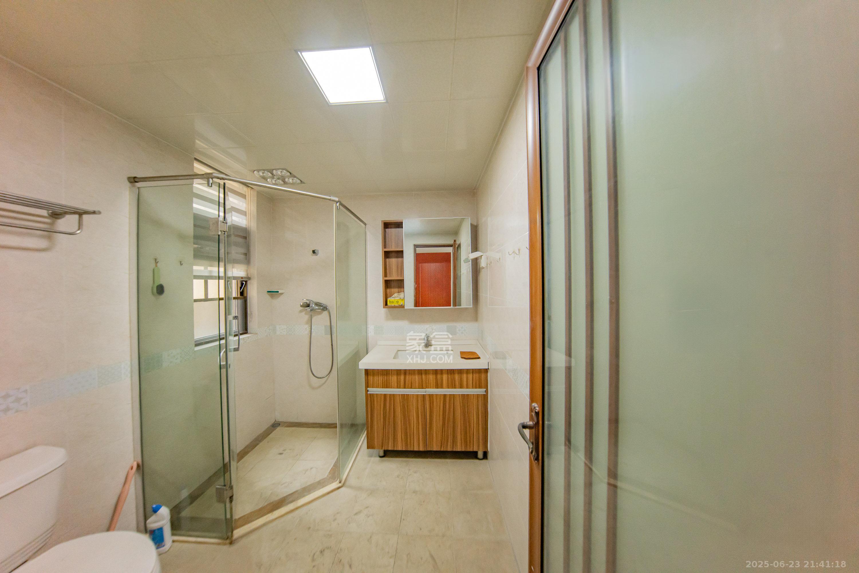 江山帝景哈佛 4室2厅2卫 120.0万 江山帝景哈佛 4室2厅2卫 120.0万卫生间