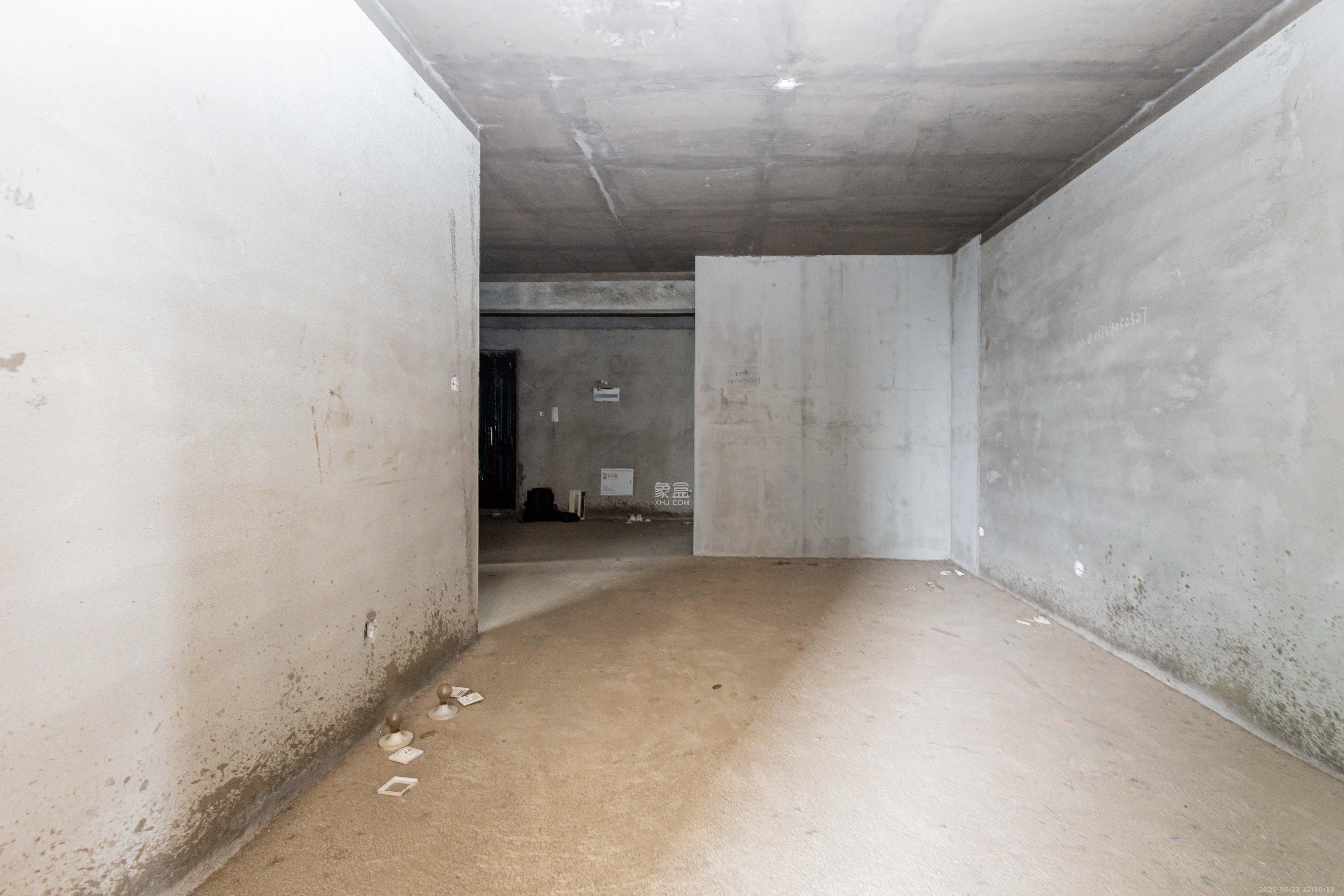 东方美地 2室2厅1卫 55.0万 东方美地 2室2厅1卫 55.0万客厅