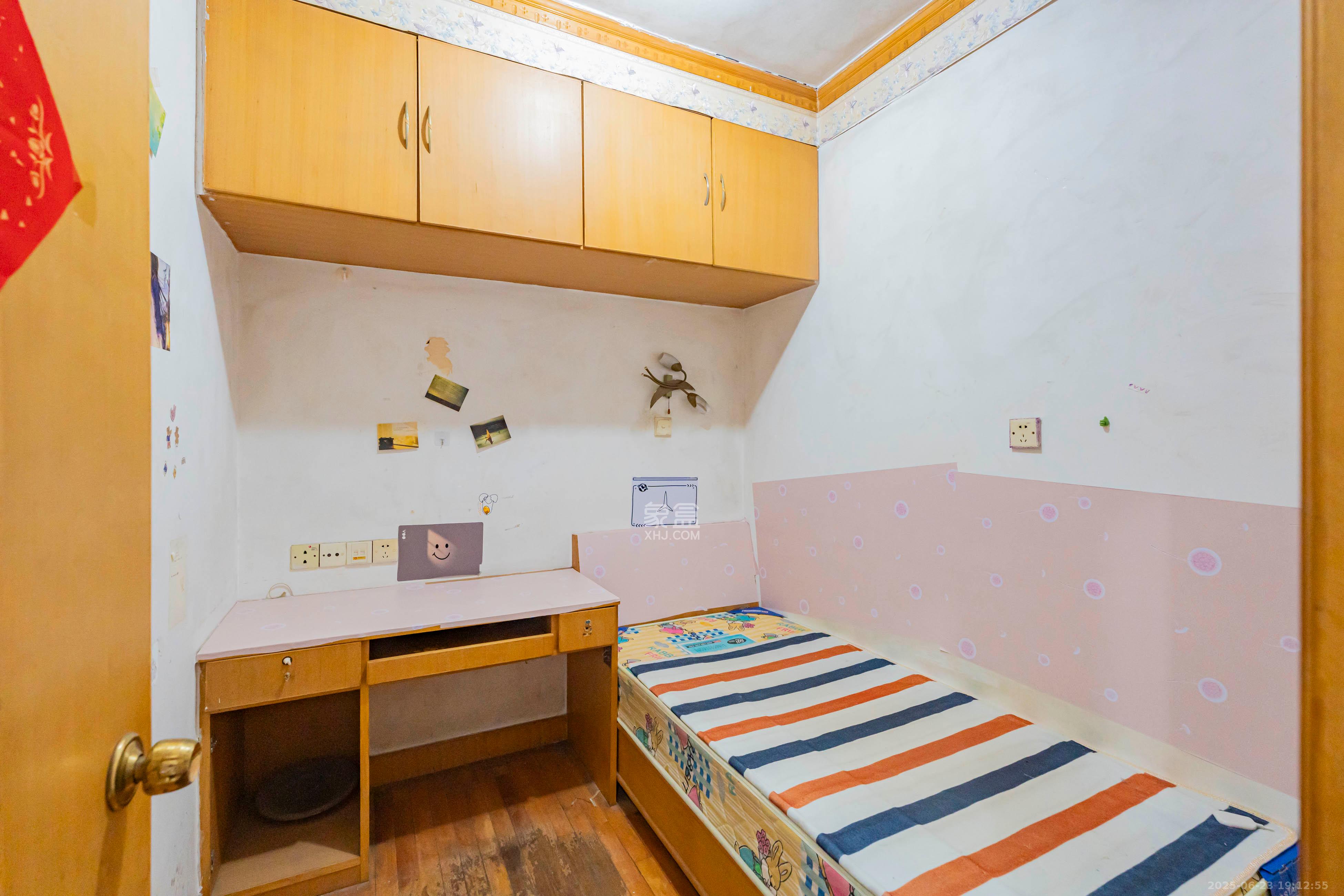 金帆小区 4室2厅1卫 88.0万 金帆小区 4室2厅1卫 88.0万卧室