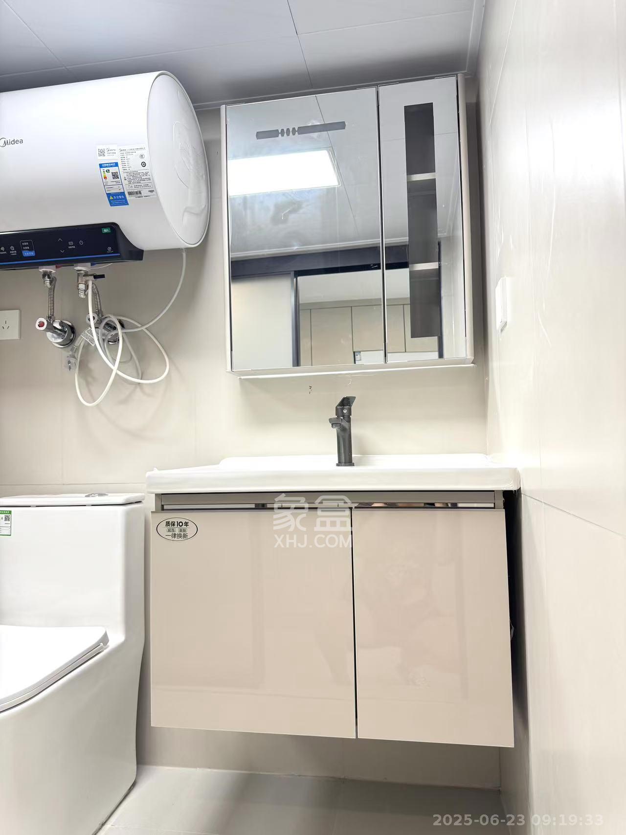 绿地V岛  2室1厅1卫    2500.0元/月室内图