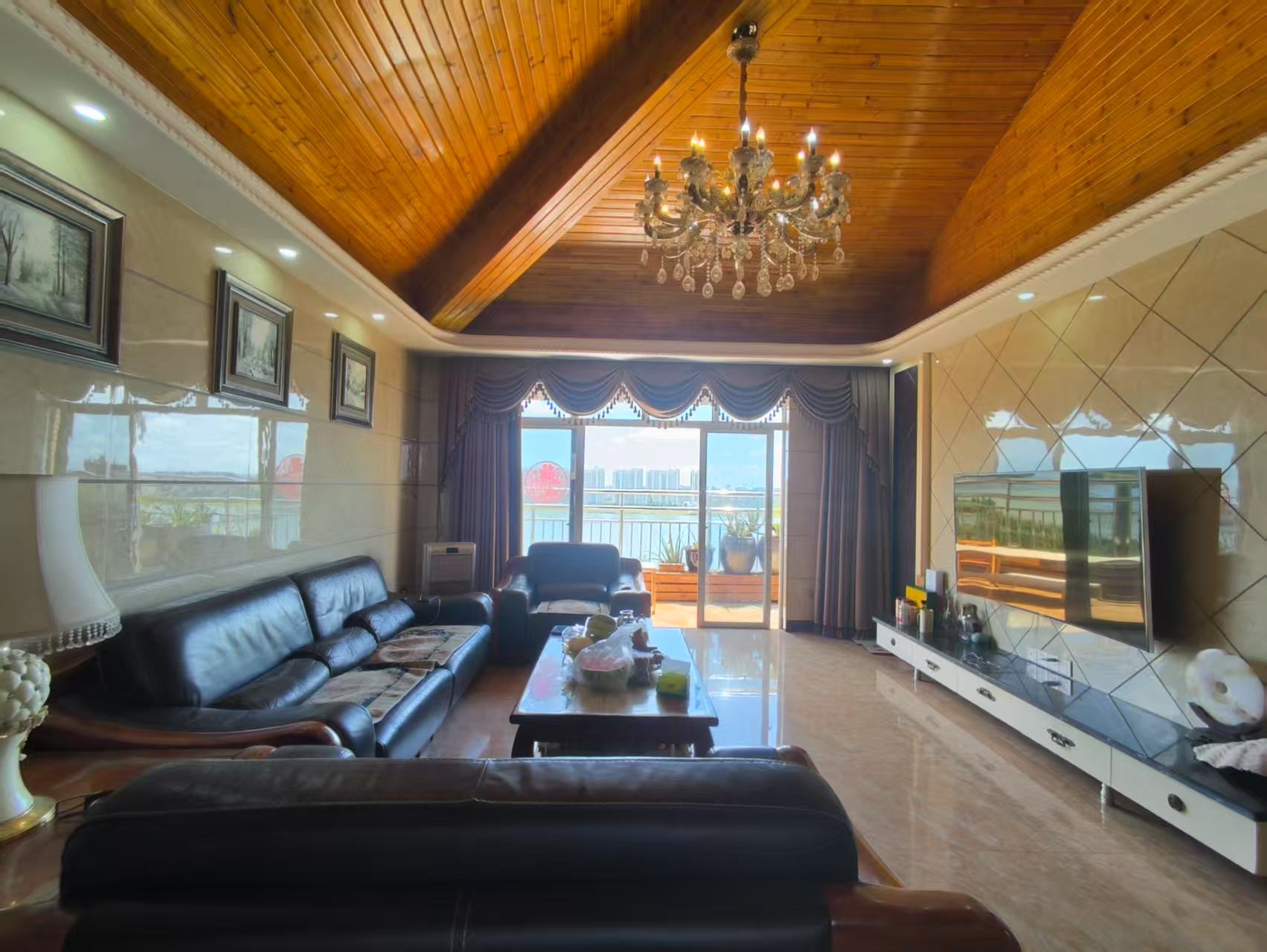 滨江度假城 3室2厅2卫 218.0万 滨江度假城 3室2厅2卫 218.0万客厅