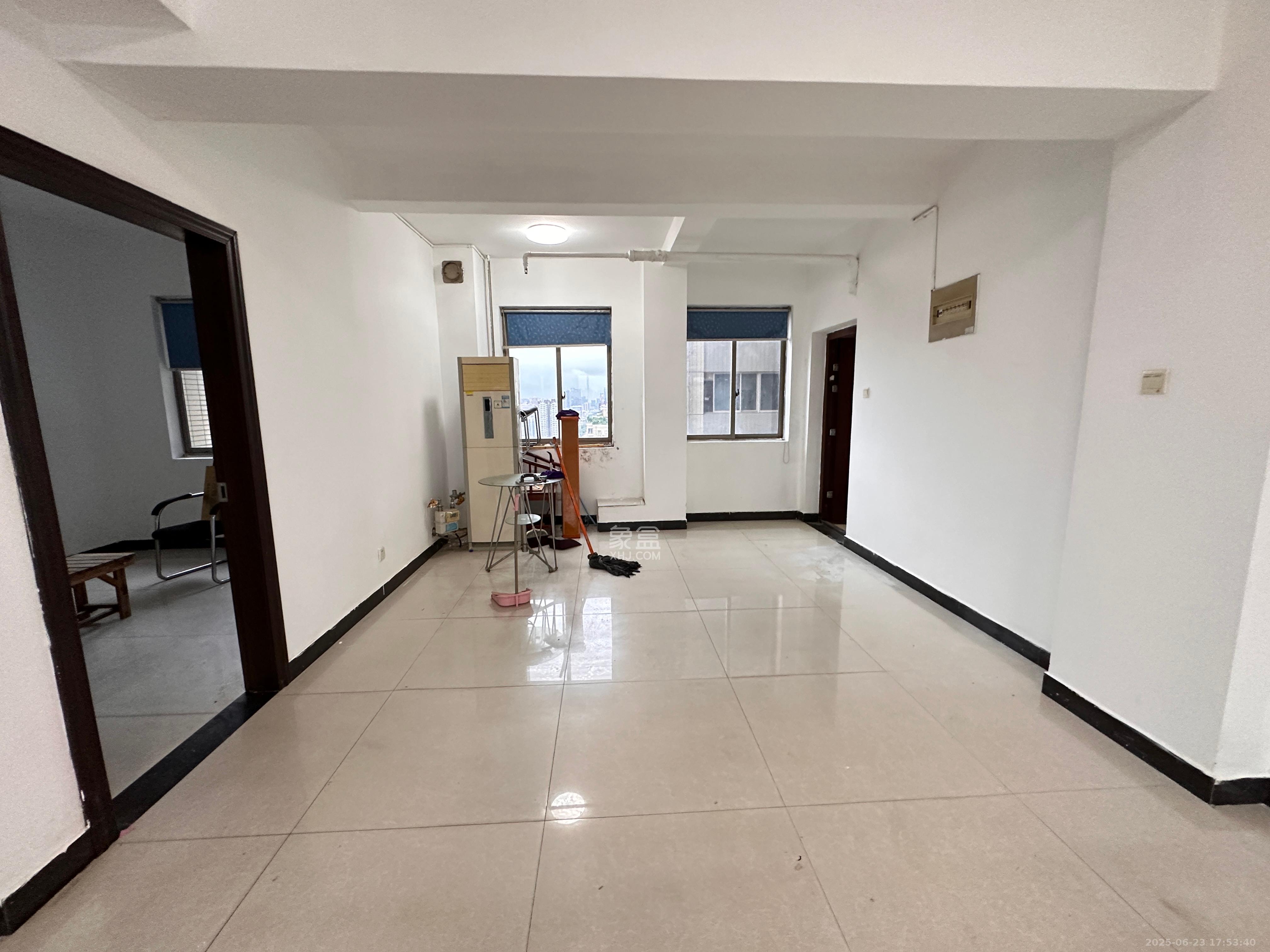 汇达国际公馆(汇达大厦) 2室2厅1卫 2133.0元/月 汇达国际公馆(汇达大厦) 2室2厅1卫 2133.0元/月室内图