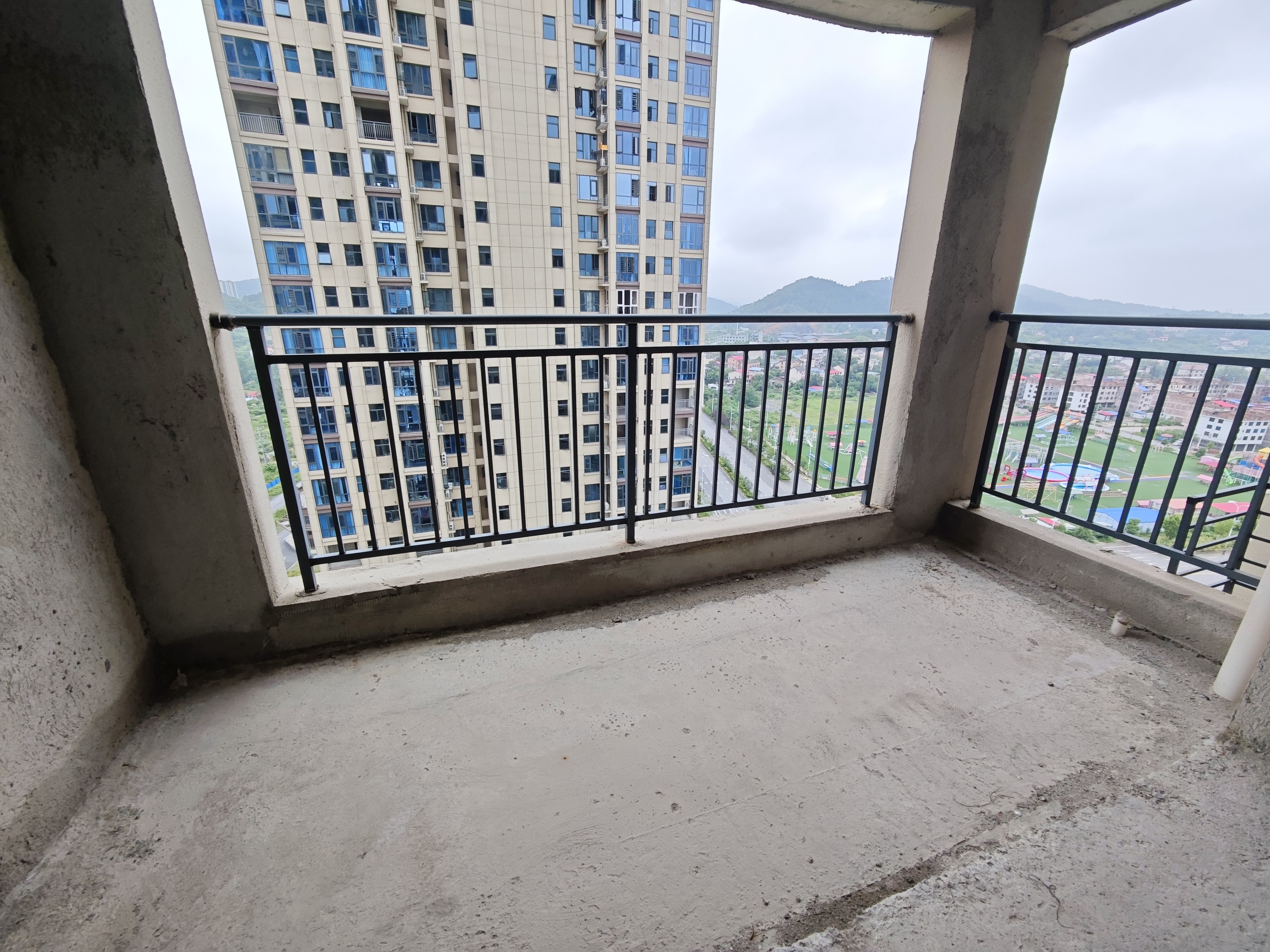 中甸.上河郡 4室2厅2卫 65.8万 中甸.上河郡 4室2厅2卫 65.8万阳台