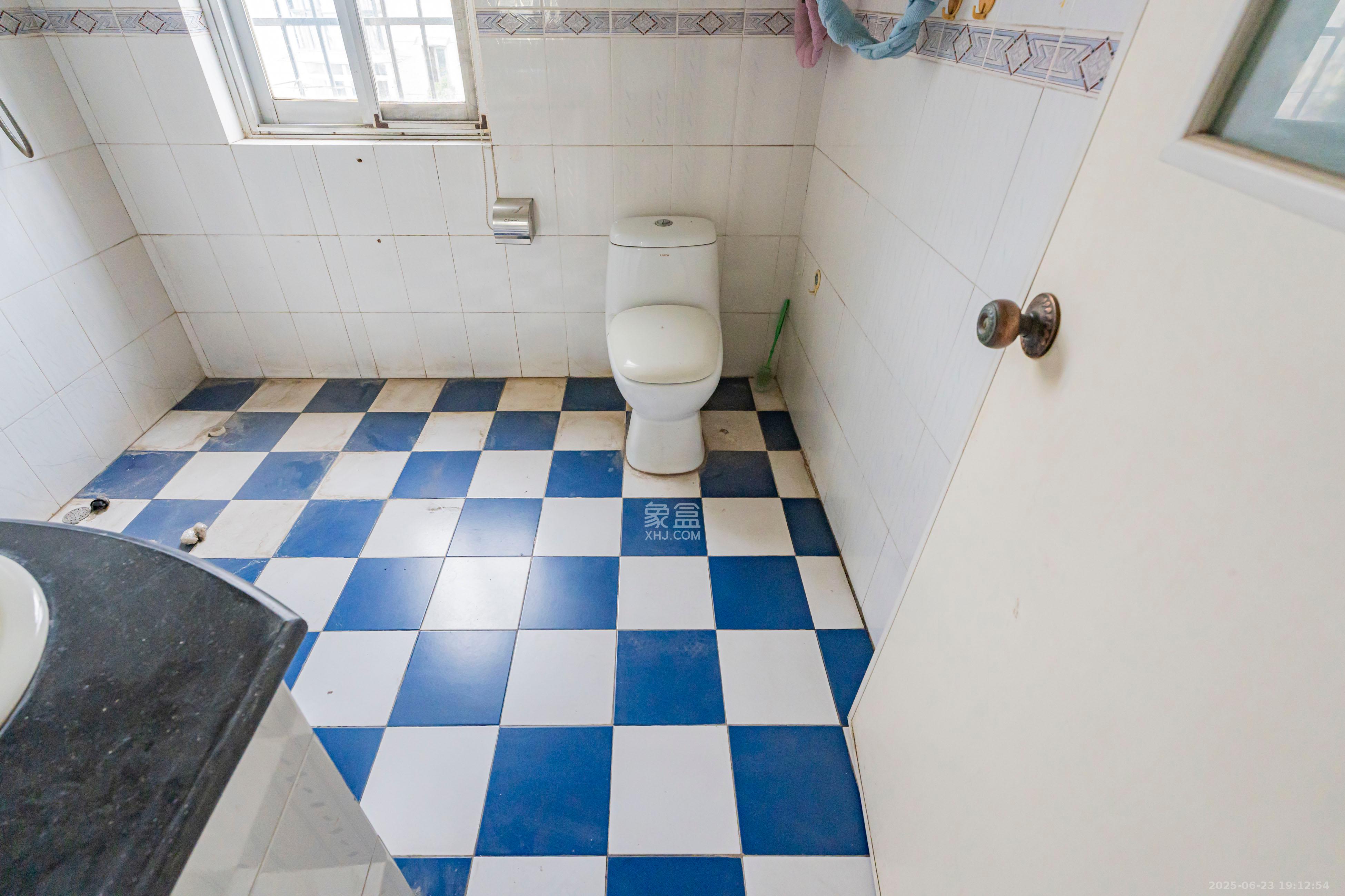 金帆小区  4室2厅1卫    88.0万卫生间