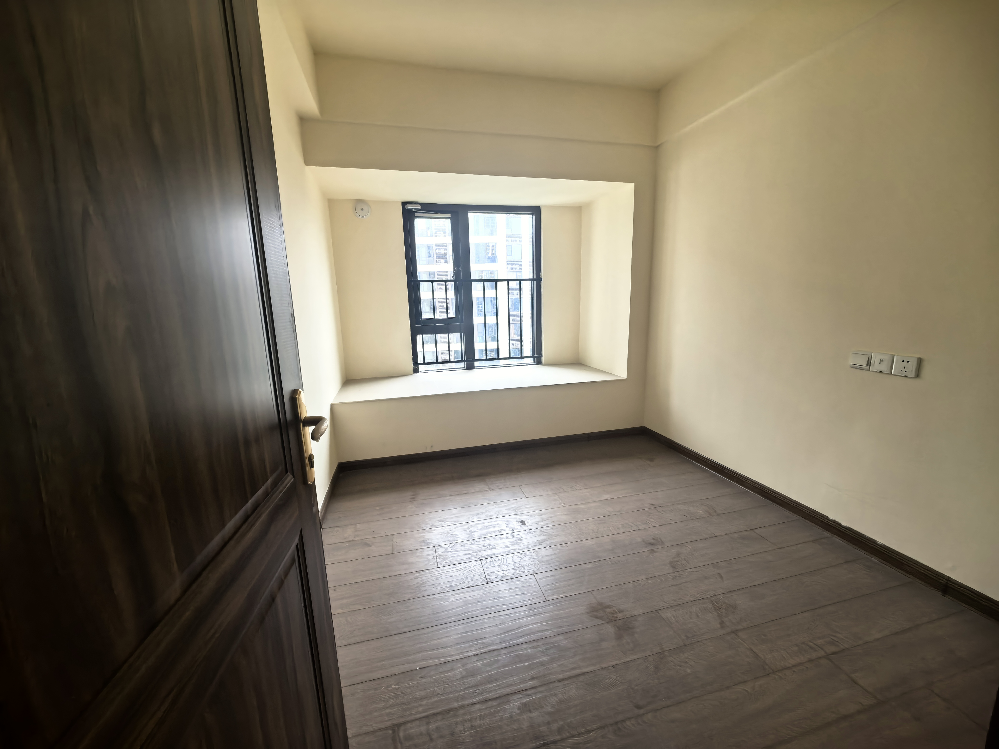 碧桂园翘楚棠 4室2厅1卫 85.00万 碧桂园翘楚棠 4室2厅1卫 85.00万客厅