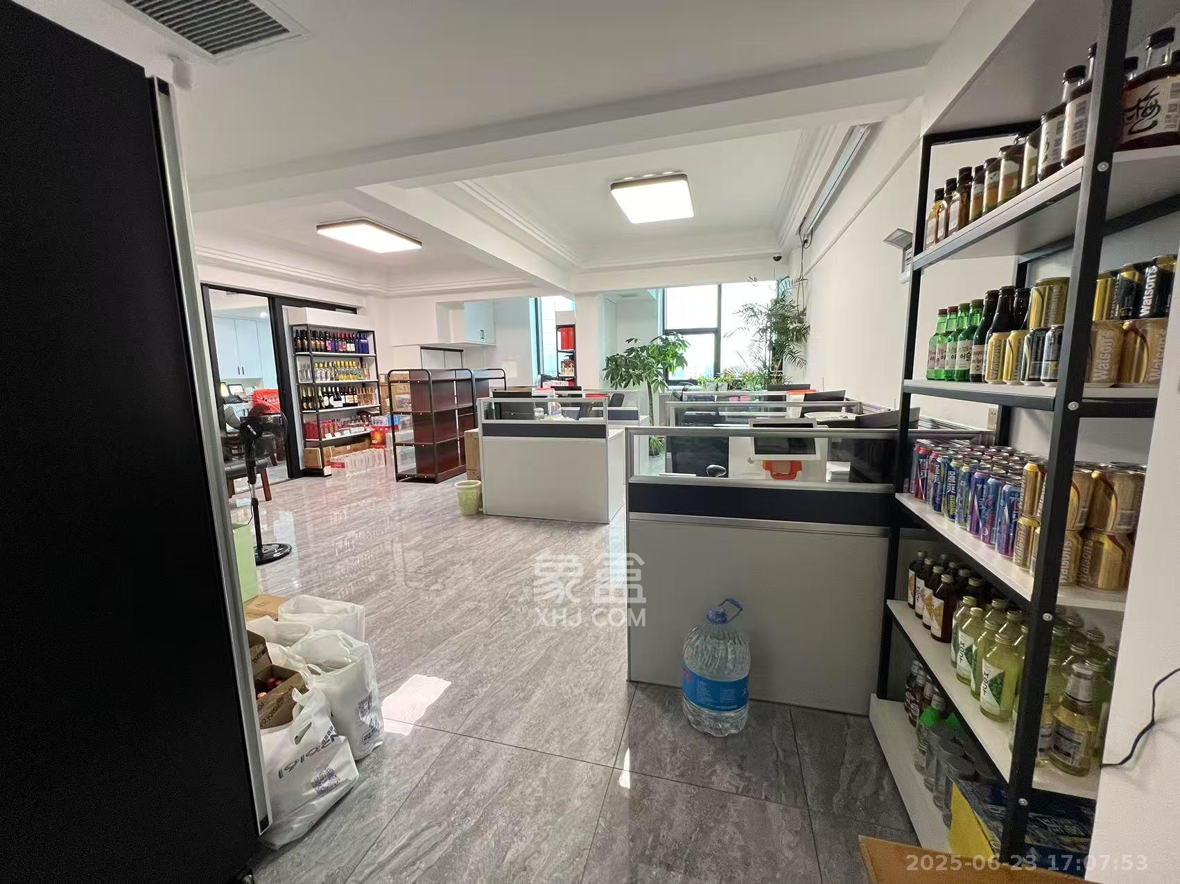 东盈商业广场(华泉城市广场)  1室1厅1卫    5000.0元/月 东盈商业广场(华泉城市广场)  1室1厅1卫    5000.0元/月室内图