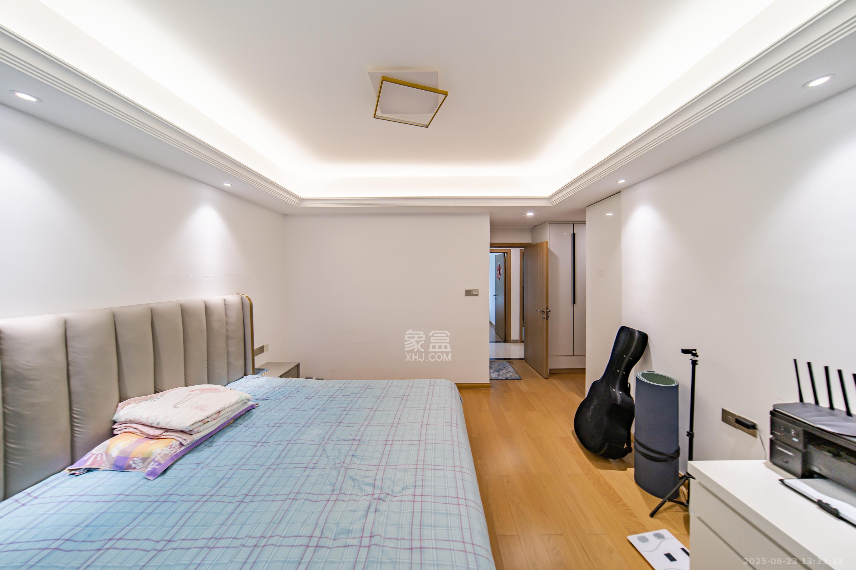 富力十号  4室2厅2卫   260.00万卧室