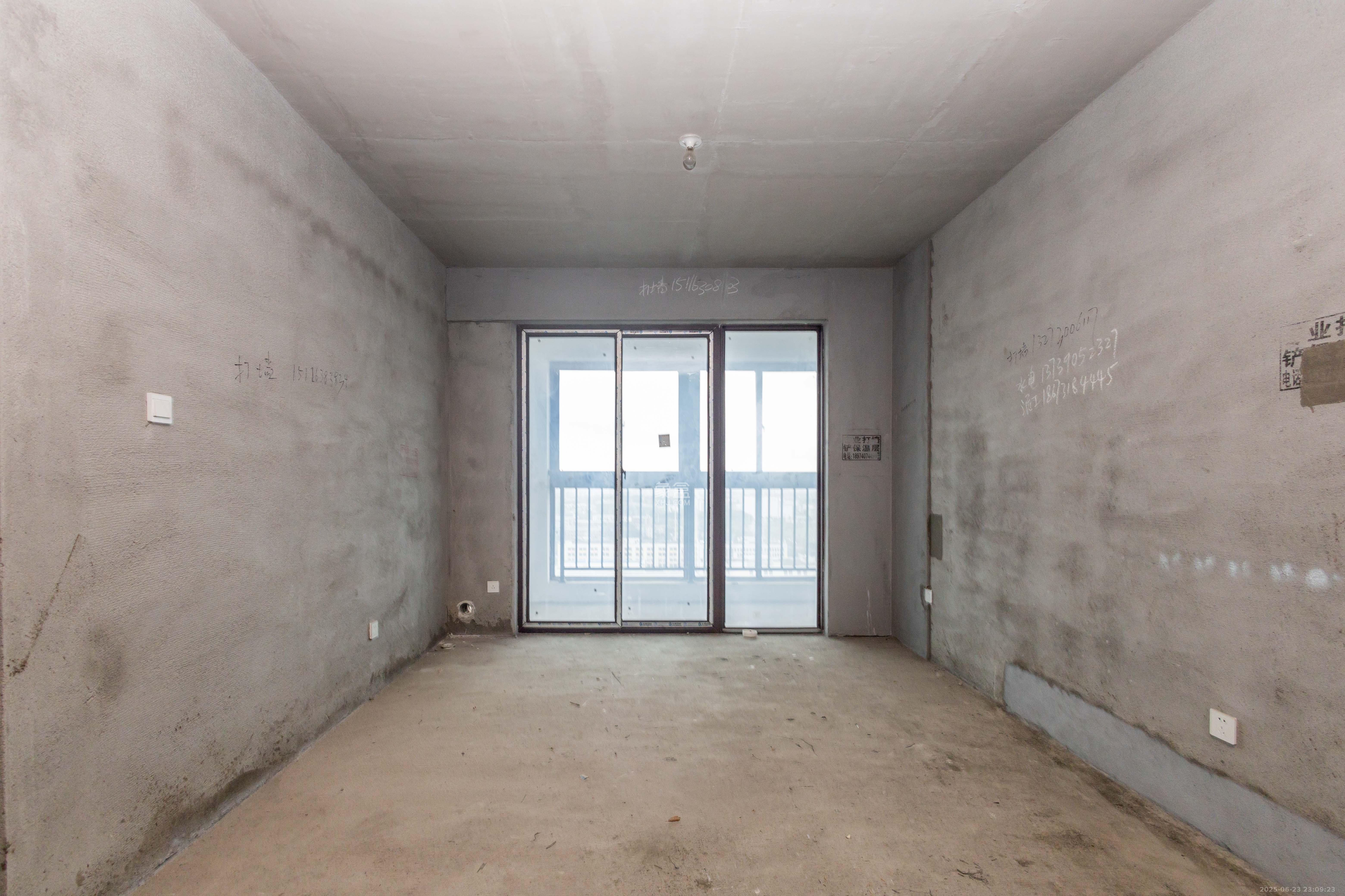 东方美地  3室2厅1卫    63.8万客厅