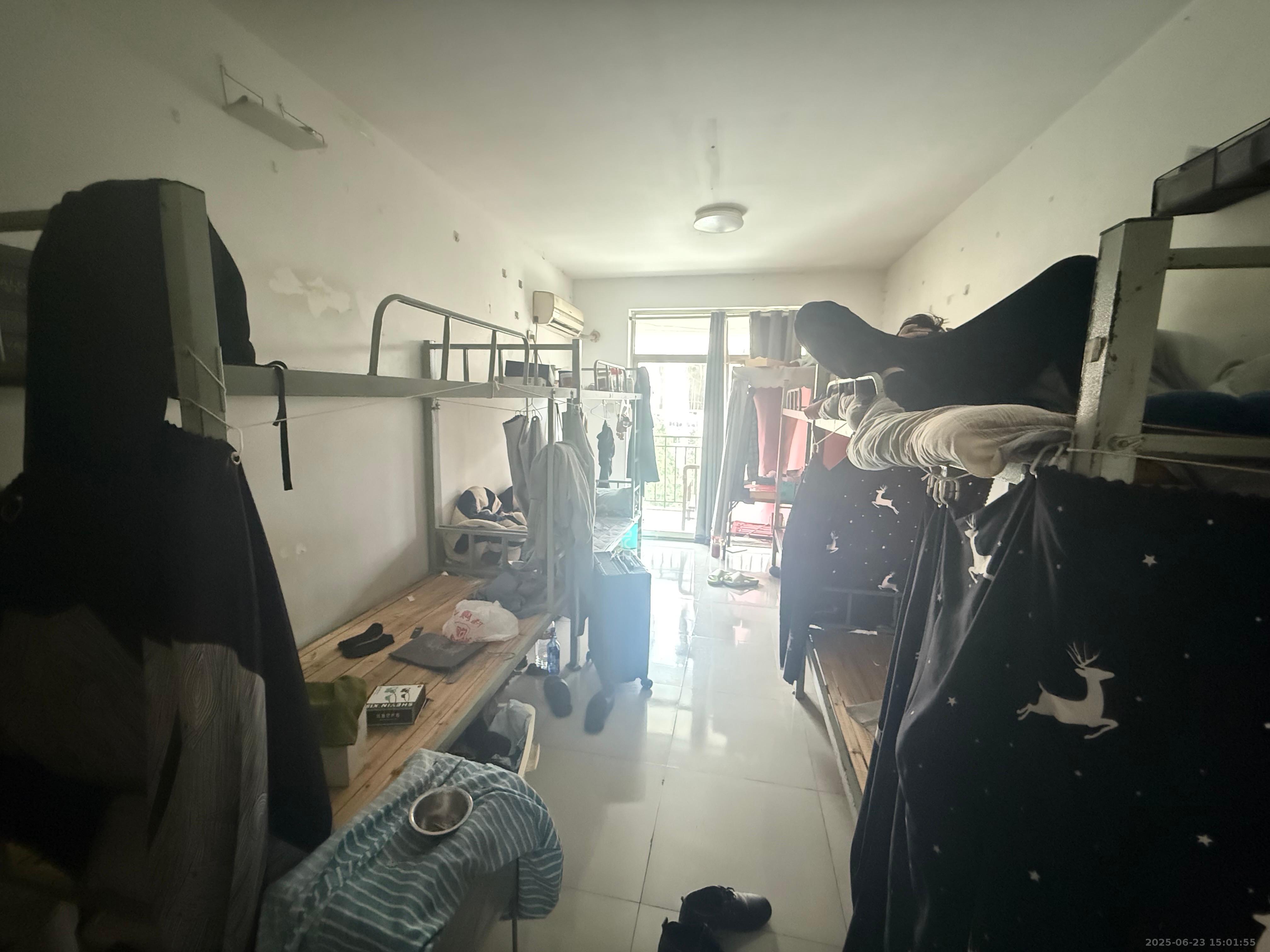 怡人园小区  4室2厅2卫   2800.00元/月室内图