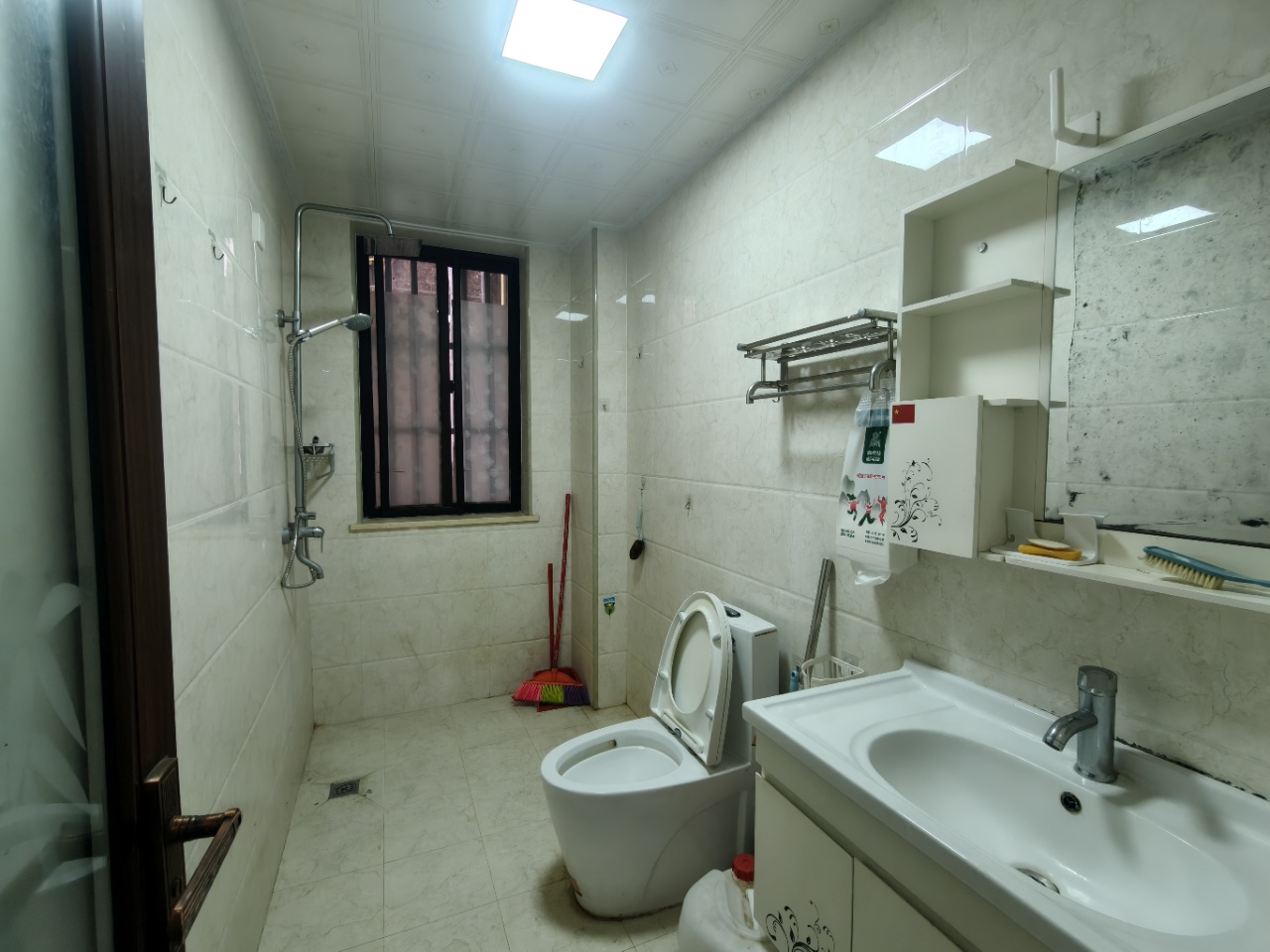 海秀花园 3室2厅2卫 2600.0元/月 海秀花园 3室2厅2卫 2600.0元/月室内图