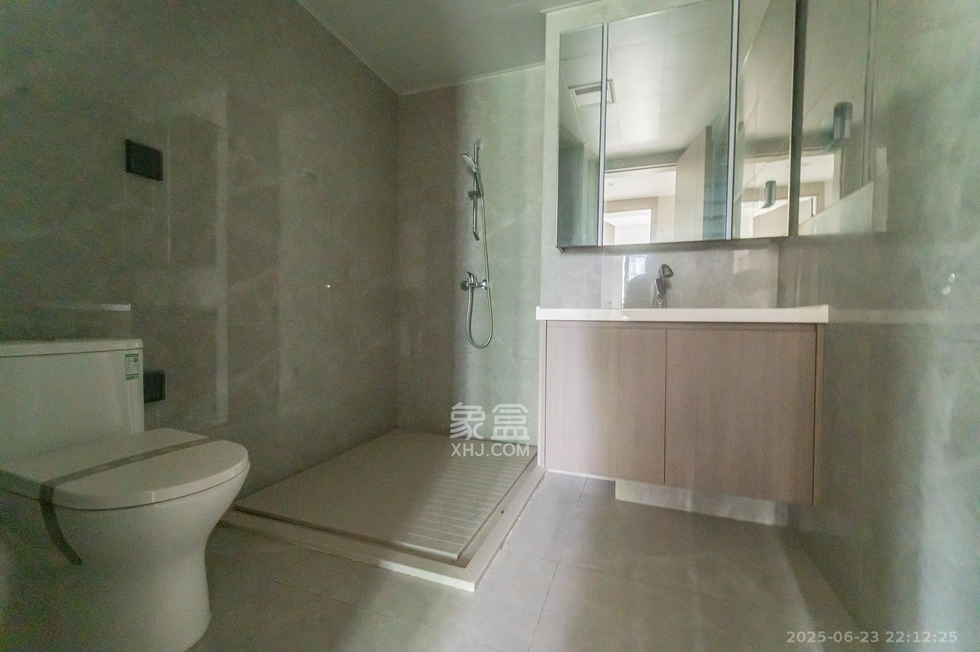 万科松湖天地 4室2厅3卫 249.0万 万科松湖天地 4室2厅3卫 249.0万卫生间