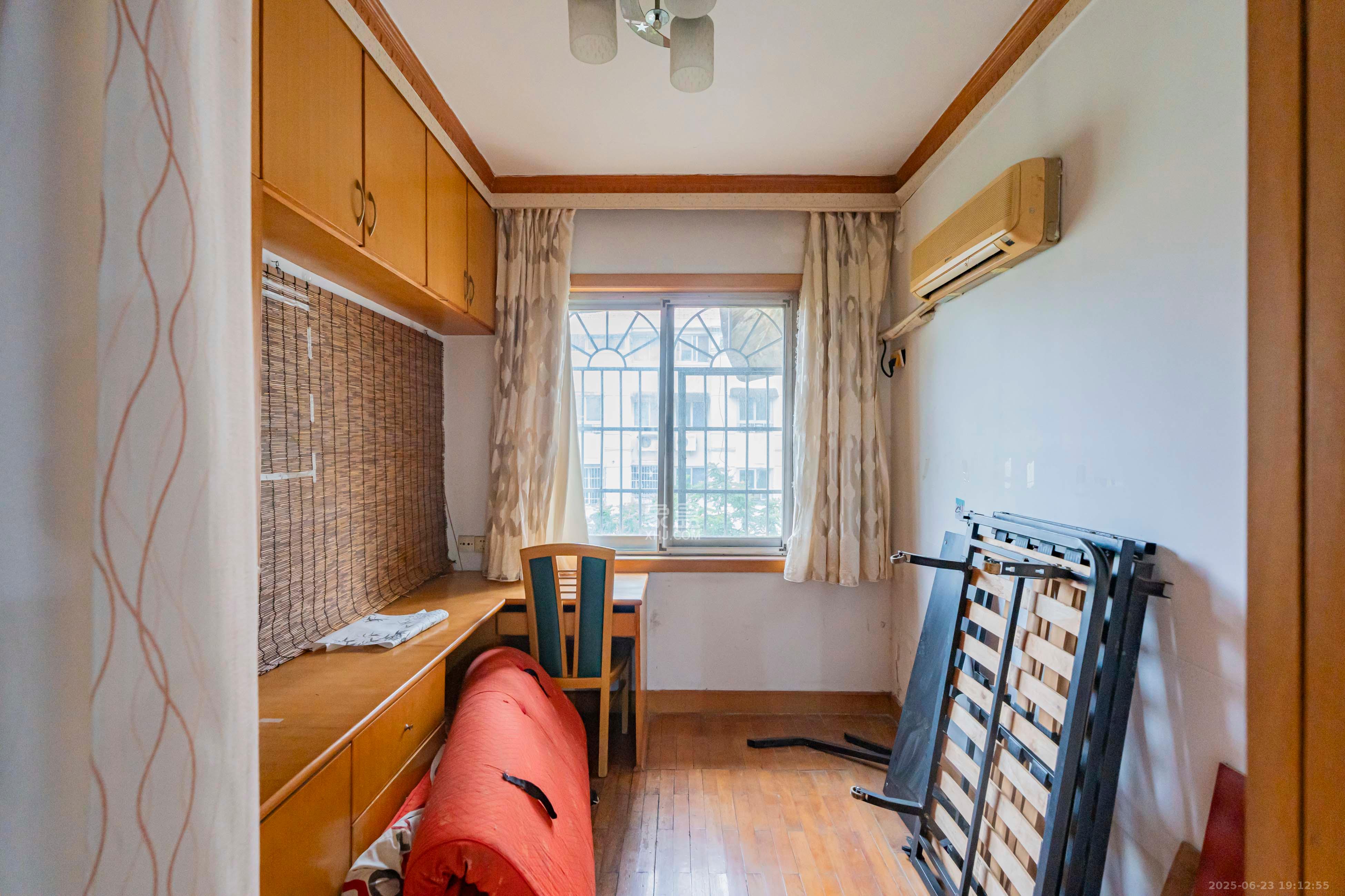 金帆小区 4室2厅1卫 88.0万 金帆小区 4室2厅1卫 88.0万卧室