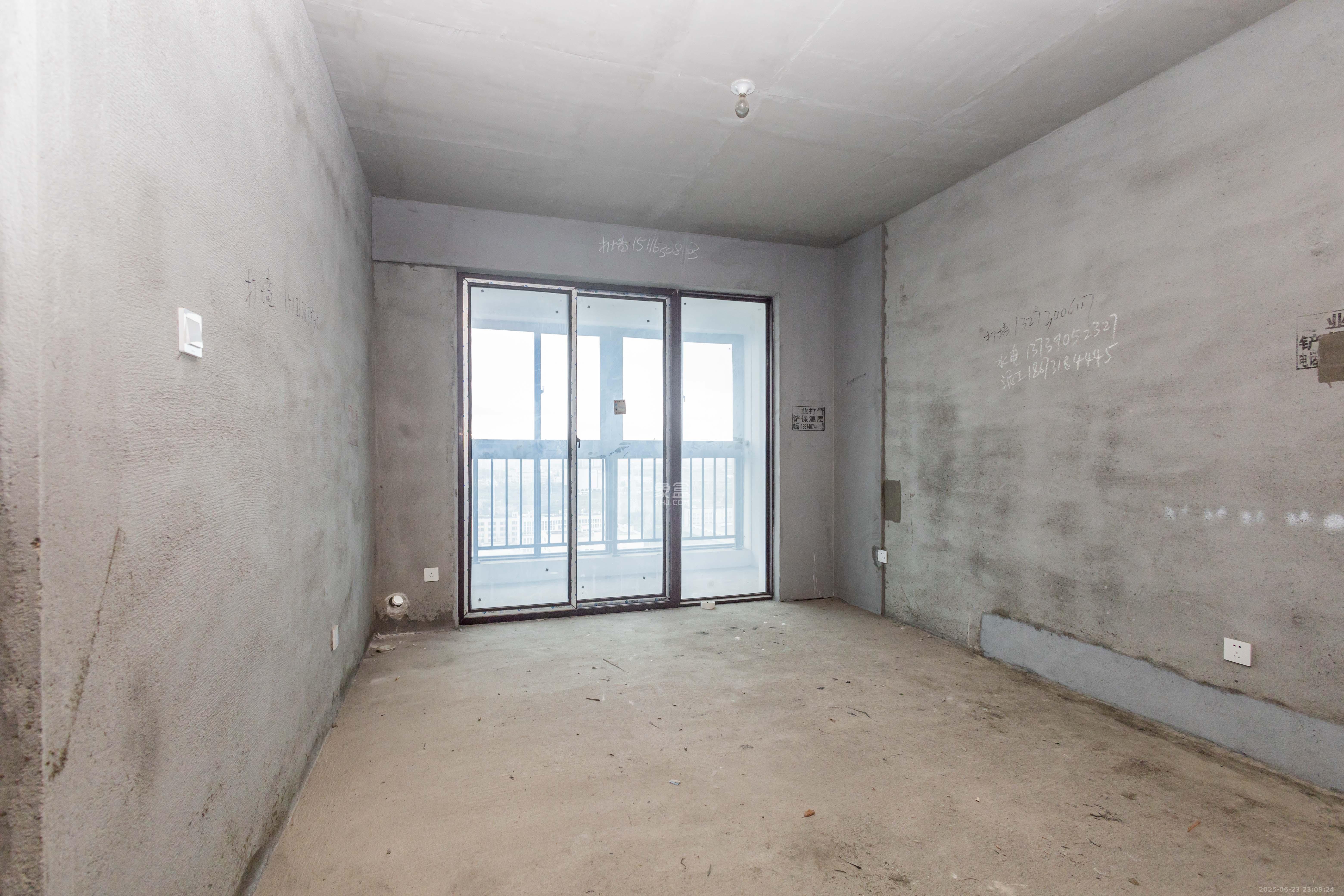 东方美地  3室2厅1卫    63.8万客厅