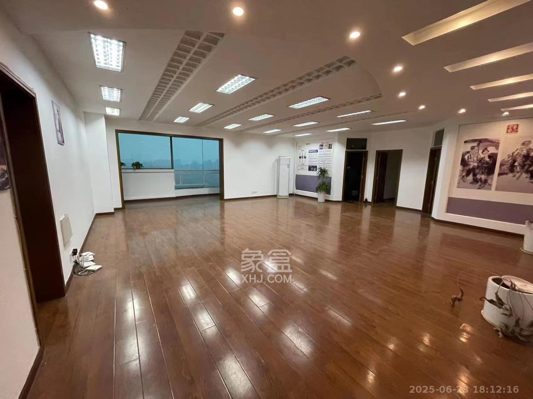 欧陆经典  3室2厅1卫    4500.0元/月 欧陆经典  3室2厅1卫    4500.0元/月