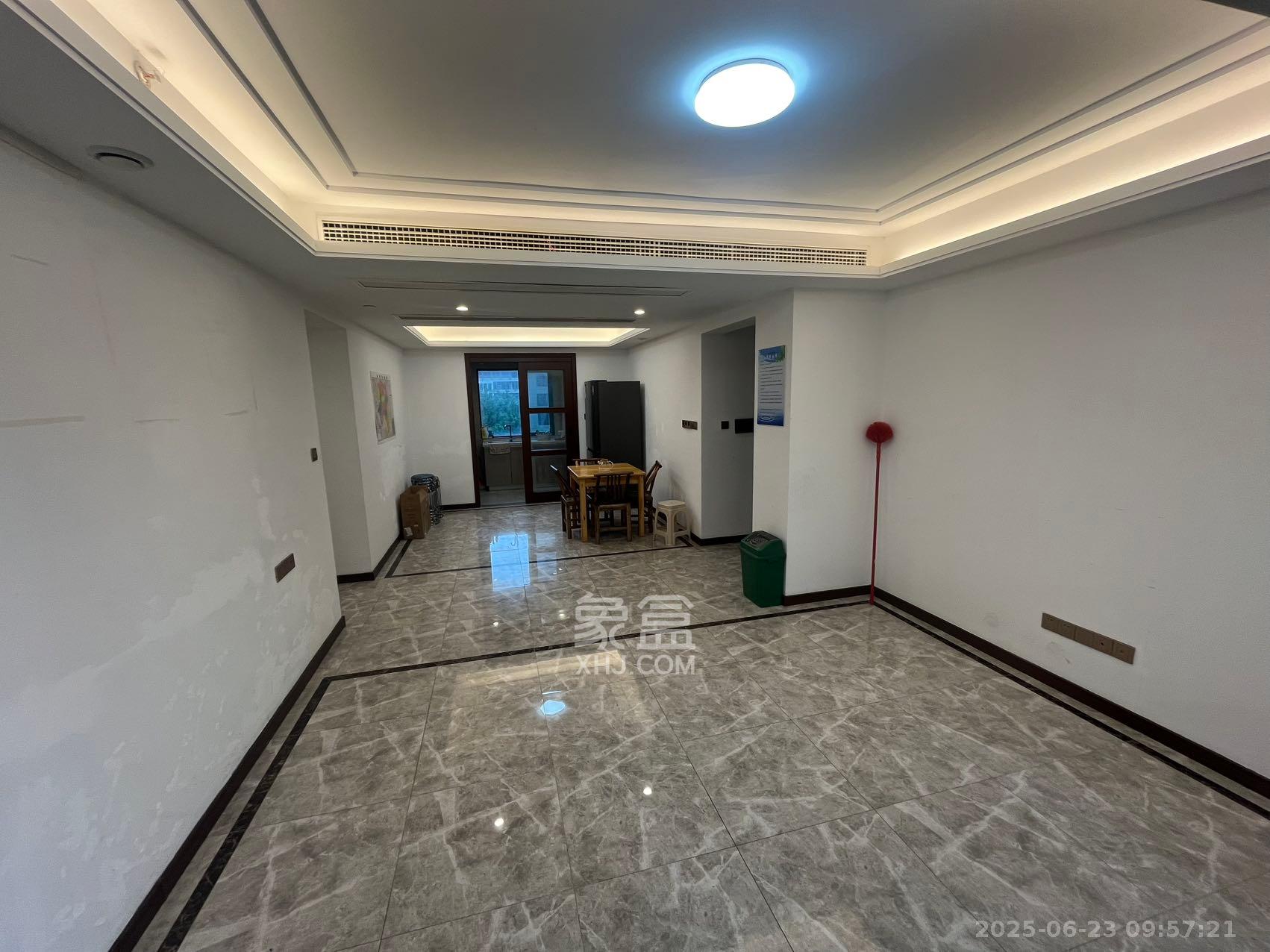 绿地长沙城际空间站(绿地新里佳苑)  5室2厅3卫    4400.0元/月 绿地长沙城际空间站(绿地新里佳苑)  5室2厅3卫    4400.0元/月室内图