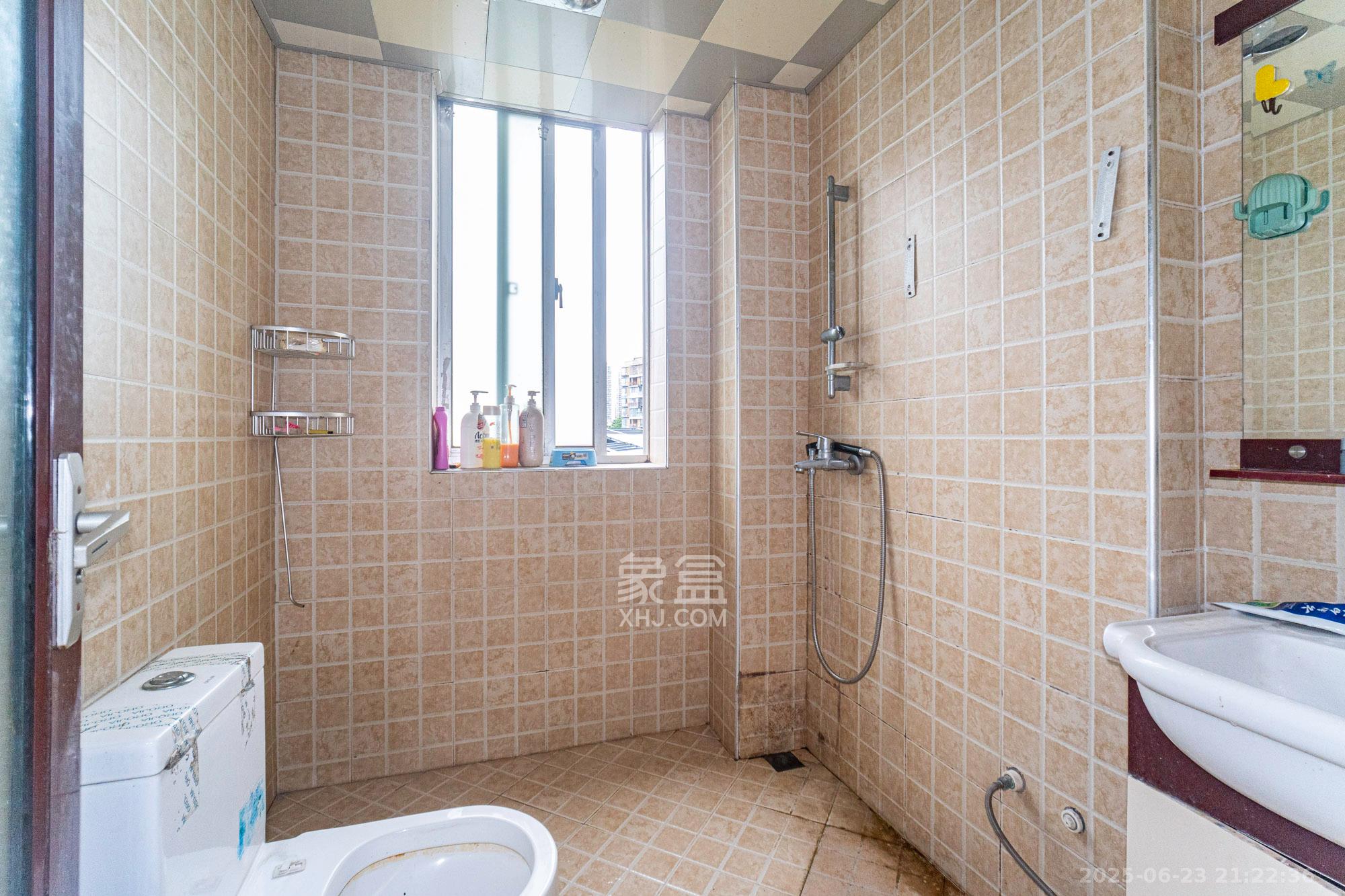 红树湾 4室2厅2卫 76.0万 红树湾 4室2厅2卫 76.0万卫生间