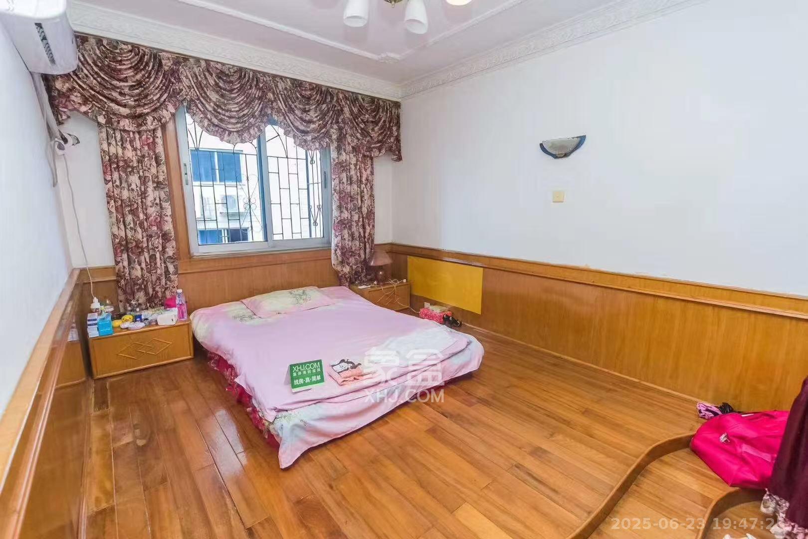 海华花园(京电大厦)  3室2厅1卫    2400.0元/月 海华花园(京电大厦)  3室2厅1卫    2400.0元/月室内图1