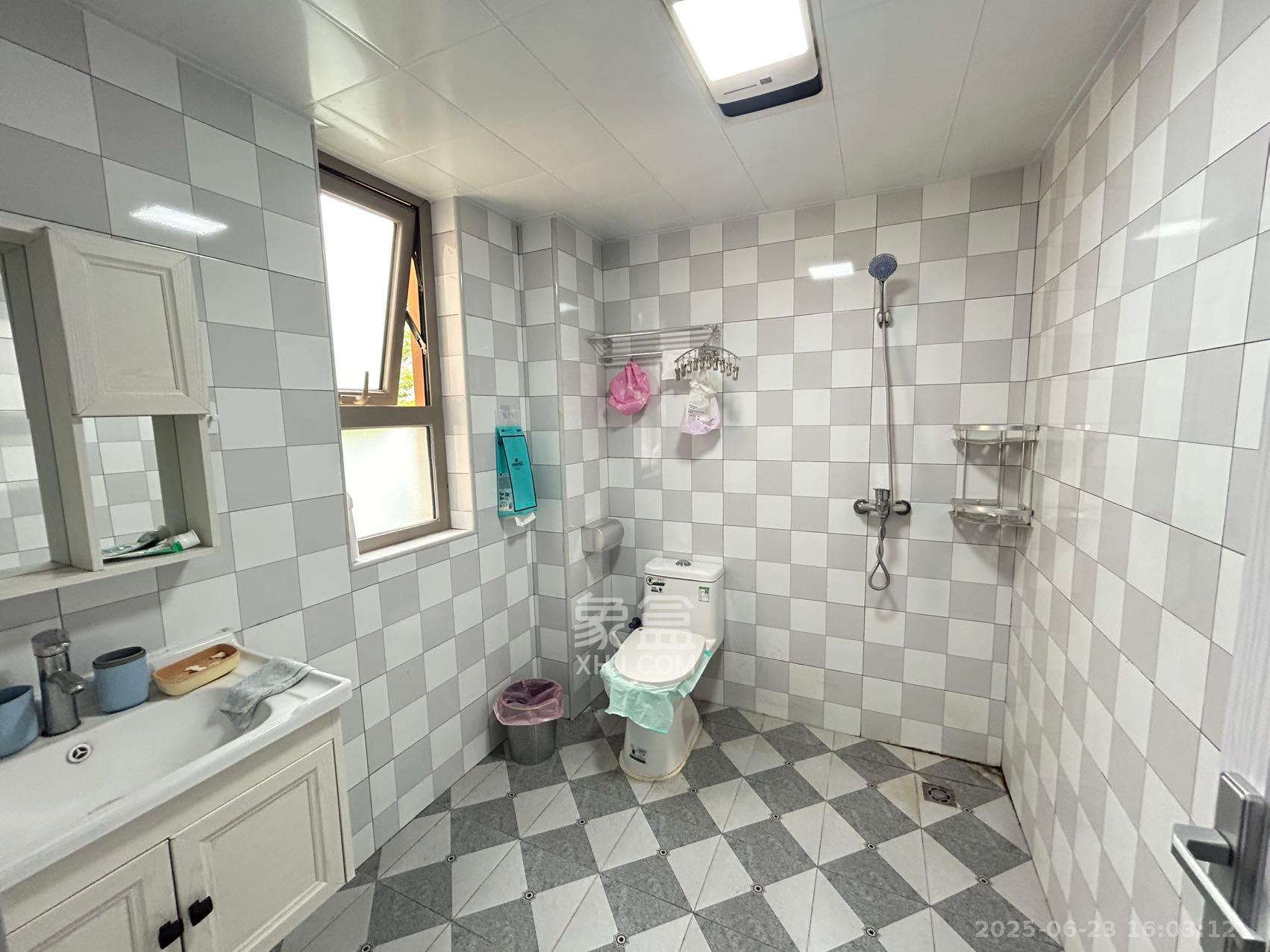 怡海星城 3室2厅2卫 2600.0元/月 怡海星城 3室2厅2卫 2600.0元/月室内图