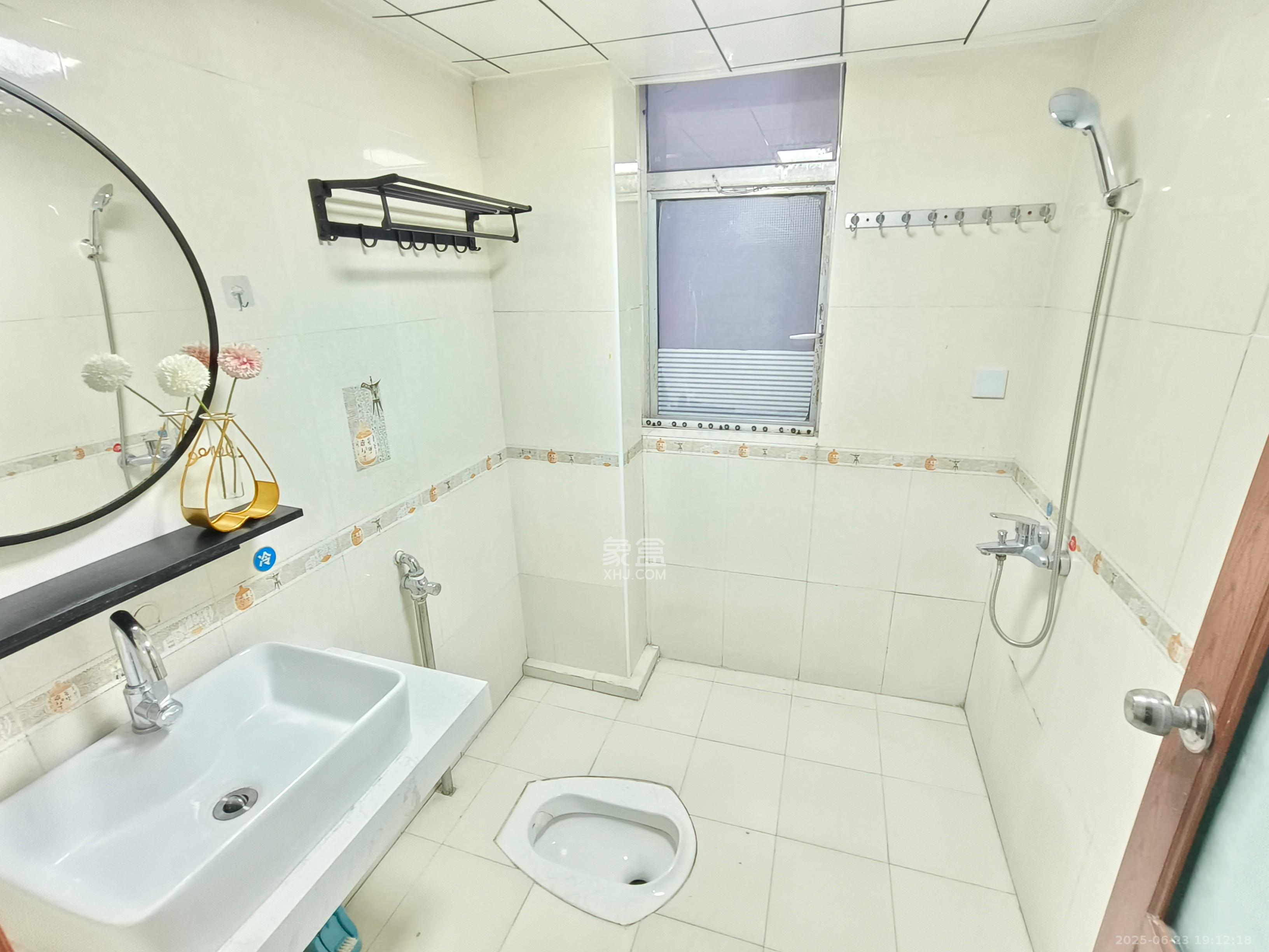 君临国际 1室1厅1卫 2400.0元/月 君临国际 1室1厅1卫 2400.0元/月室内图