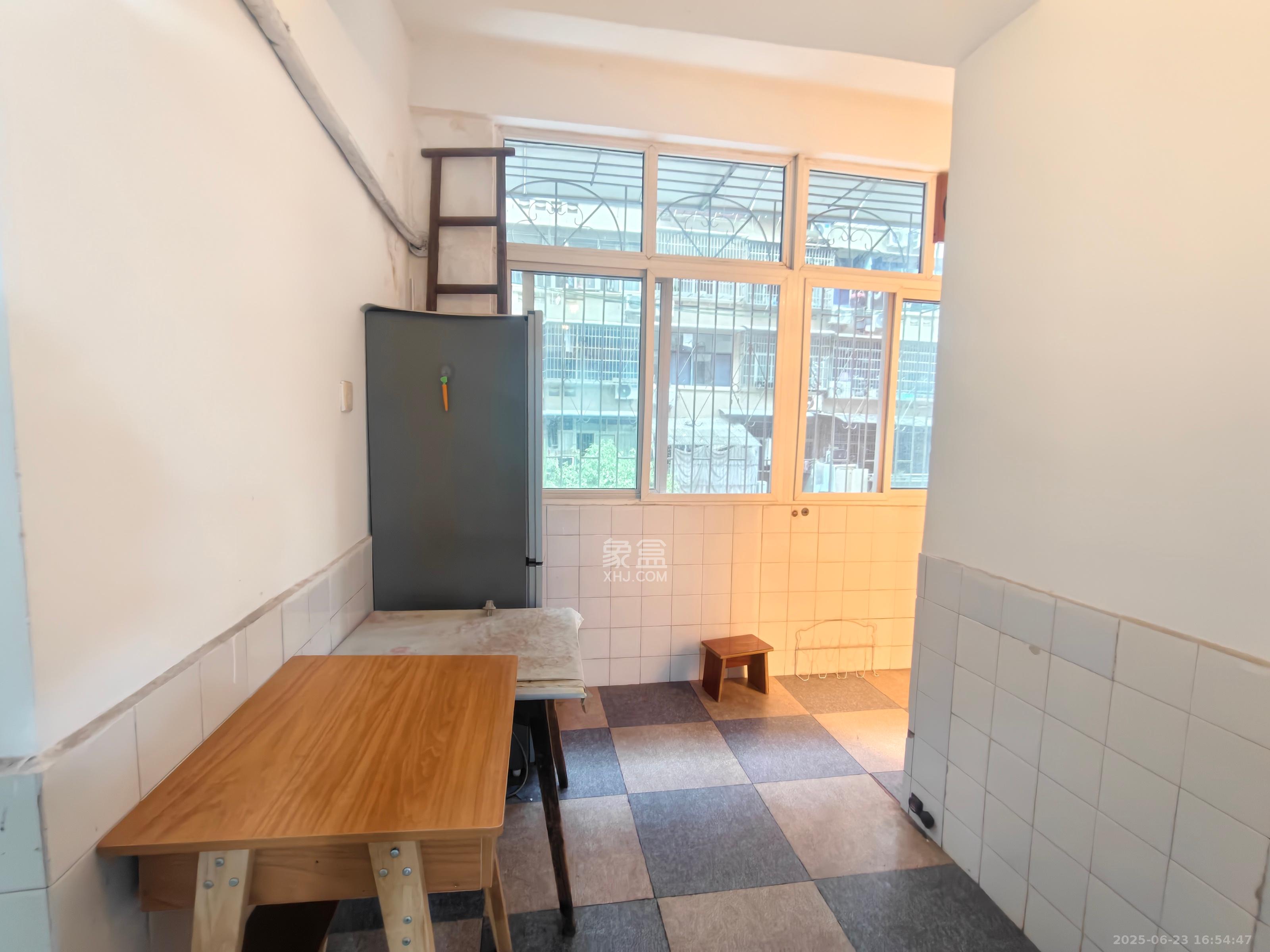化工宿舍  2室1厅1卫   2000.00元/月室内图