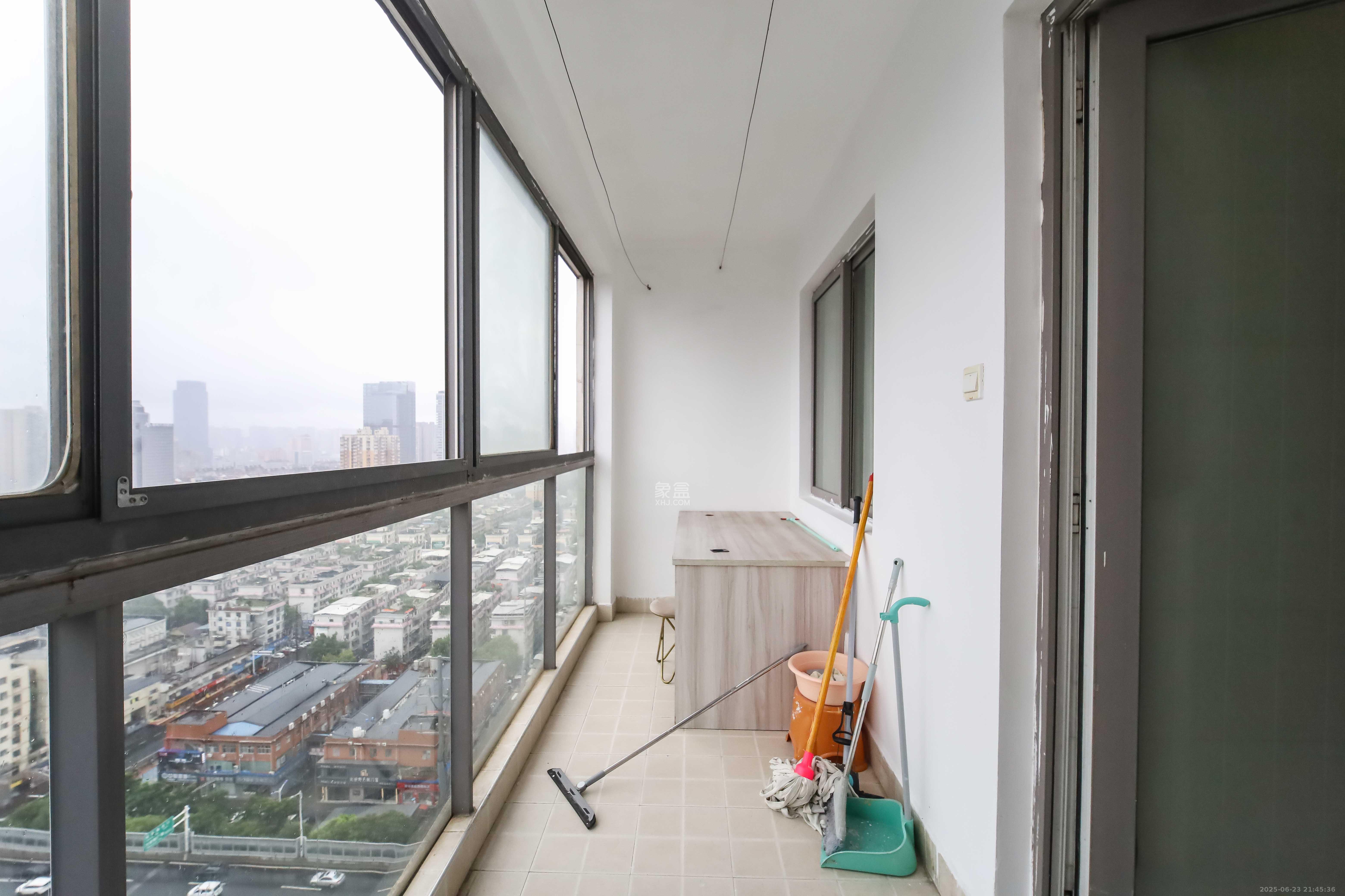 银港水晶城 3室2厅1卫 95.8万 银港水晶城 3室2厅1卫 95.8万阳台