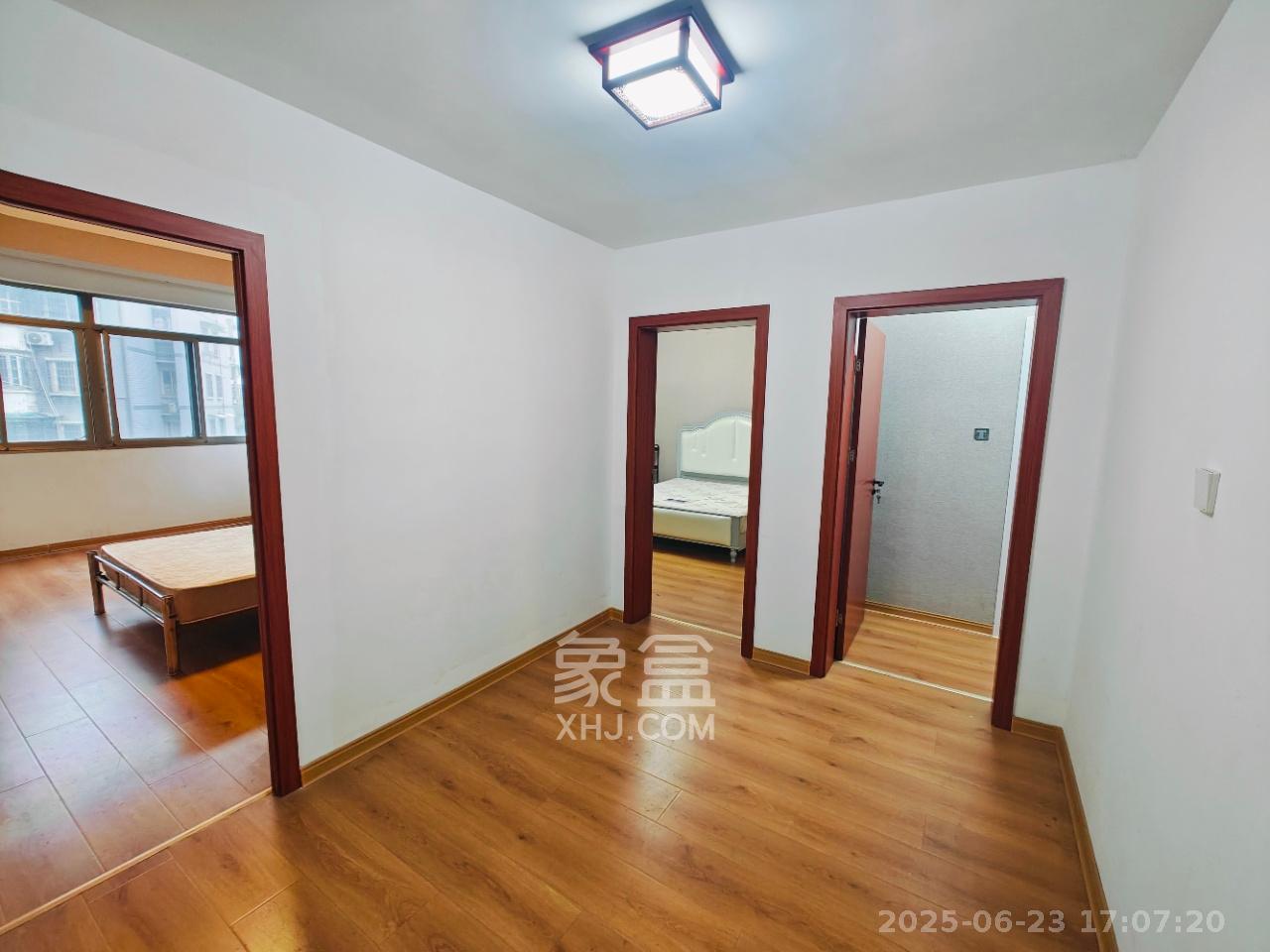 阳光走廊  4室2厅2卫   3800.00元/月室内图
