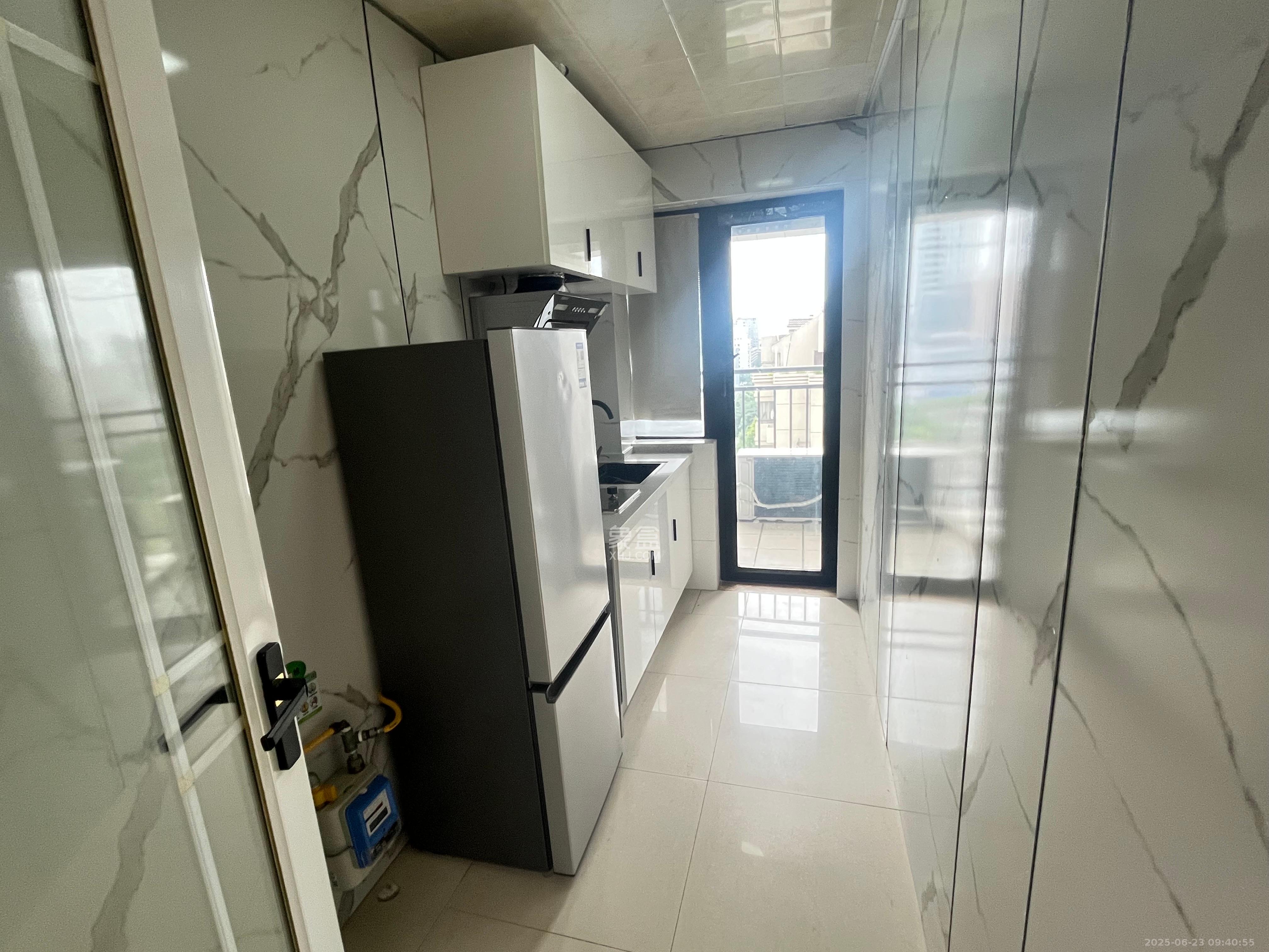 锦泰东环国际  1室1厅1卫    2598.0元/月 锦泰东环国际  1室1厅1卫    2598.0元/月室内图