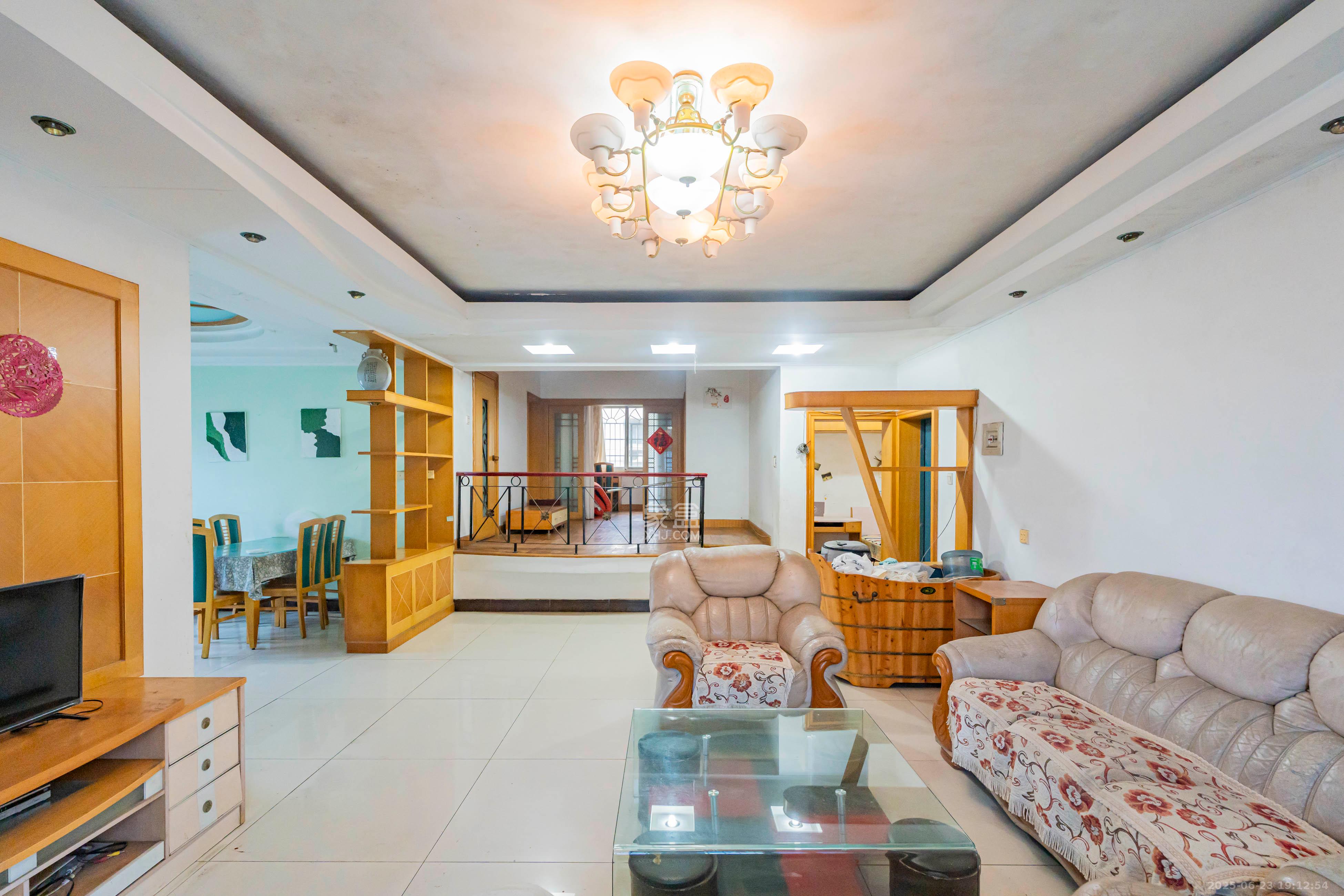 金帆小区  4室2厅1卫    88.0万客厅