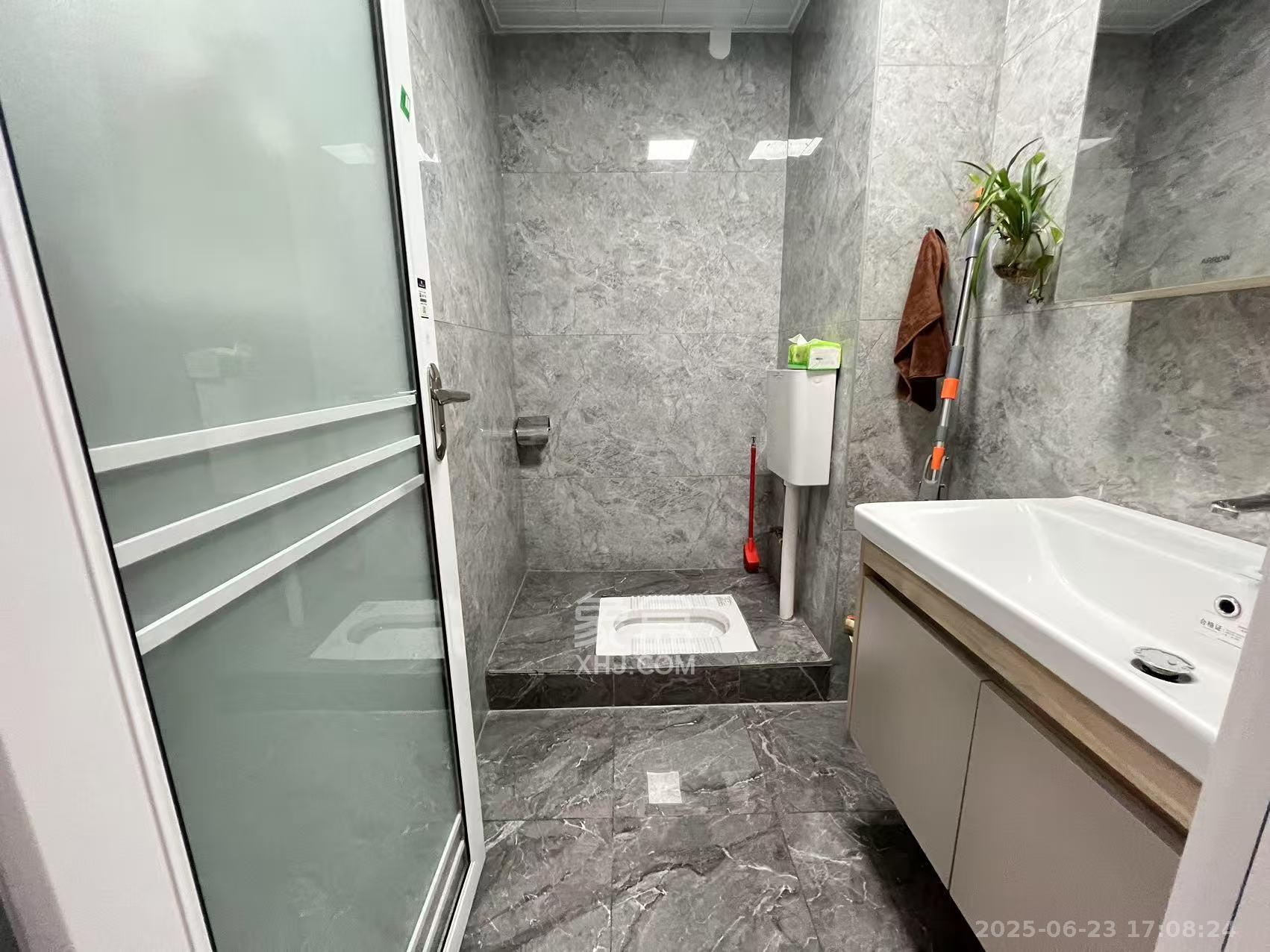 东盈商业广场(华泉城市广场)  1室1厅1卫    5000.0元/月 东盈商业广场(华泉城市广场)  1室1厅1卫    5000.0元/月室内图