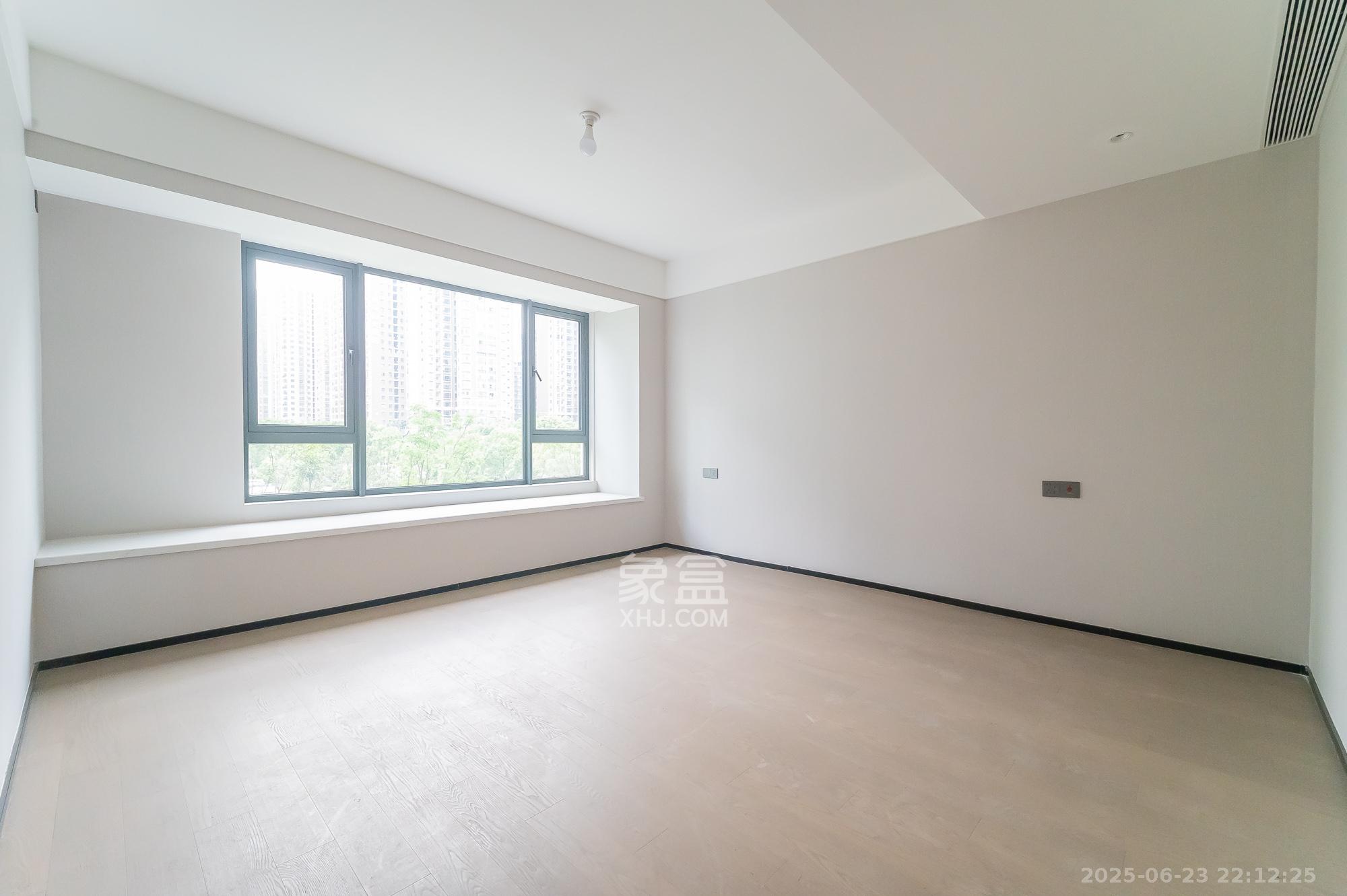 万科松湖天地 4室2厅3卫 249.0万 万科松湖天地 4室2厅3卫 249.0万卧室