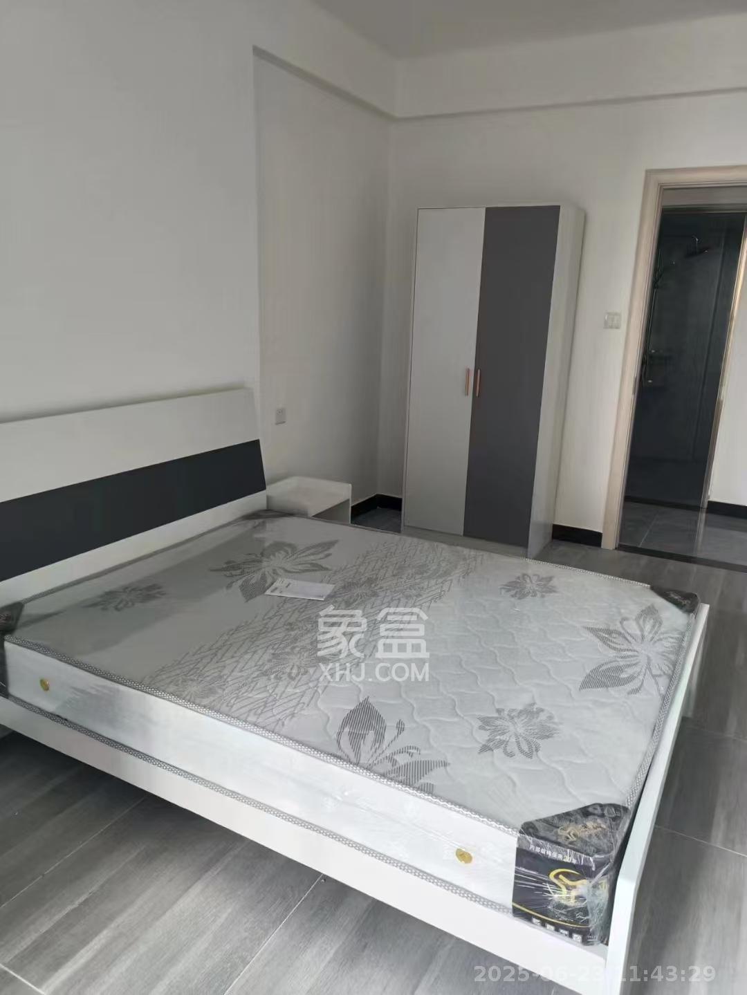 紫鑫御湖湾  3室2厅2卫   1900.00元/月室内图