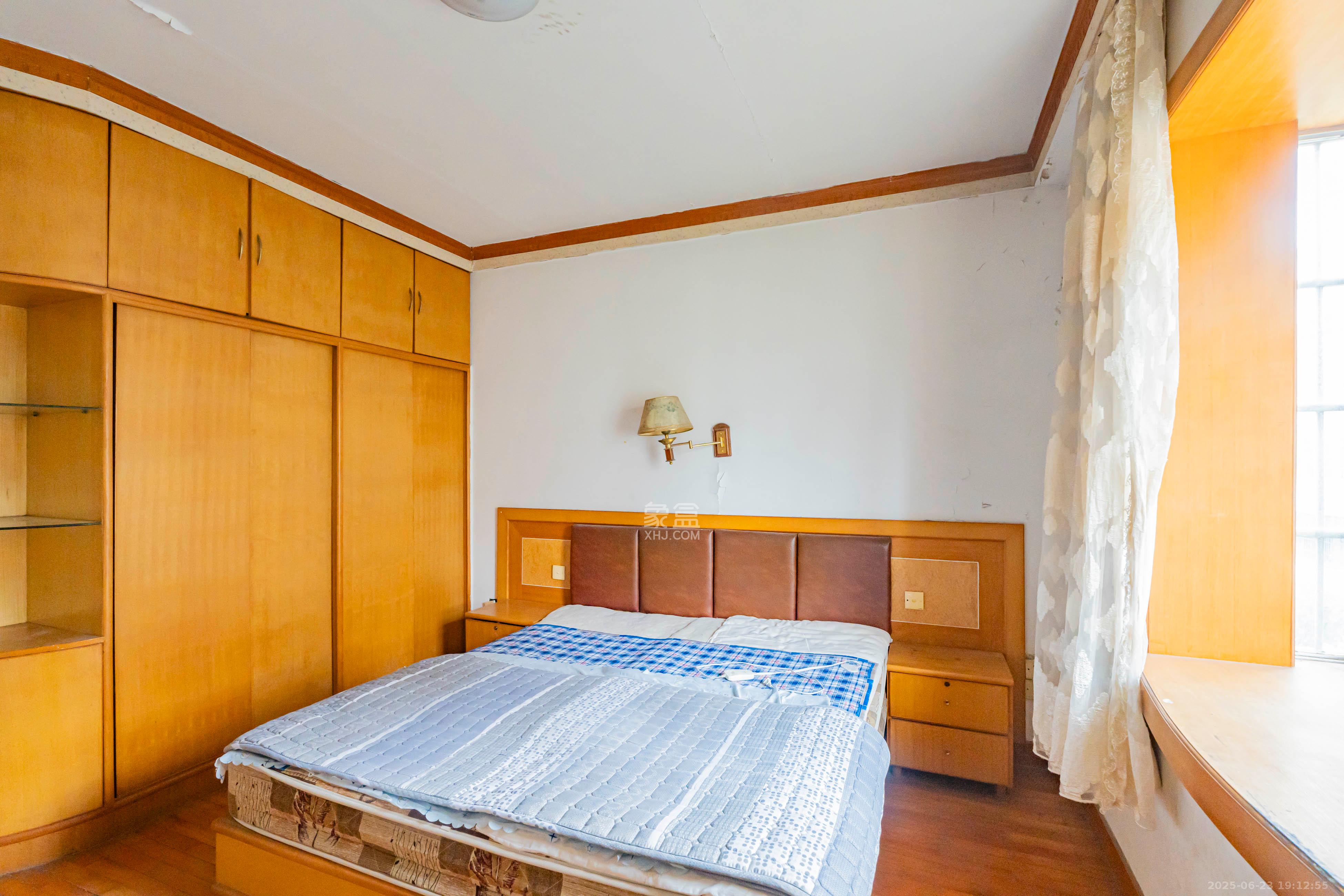 金帆小区  4室2厅1卫    88.0万卧室