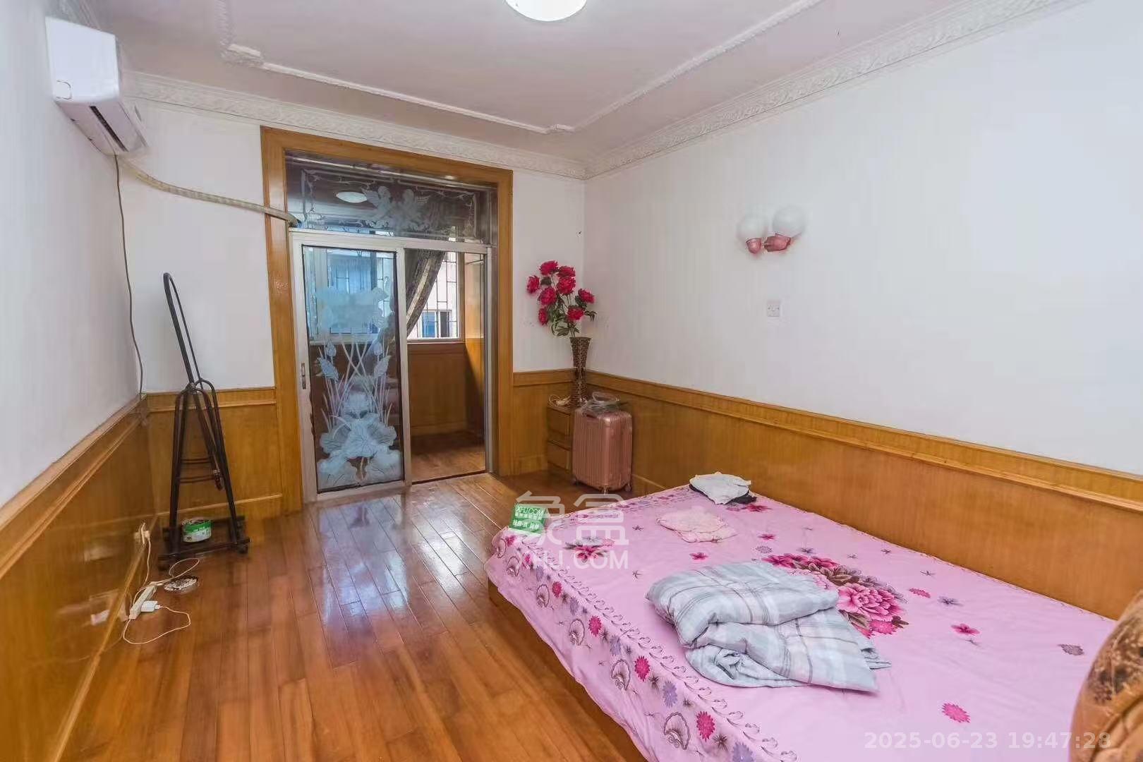 海华花园(京电大厦)  3室2厅1卫    2400.0元/月 海华花园(京电大厦)  3室2厅1卫    2400.0元/月室内图