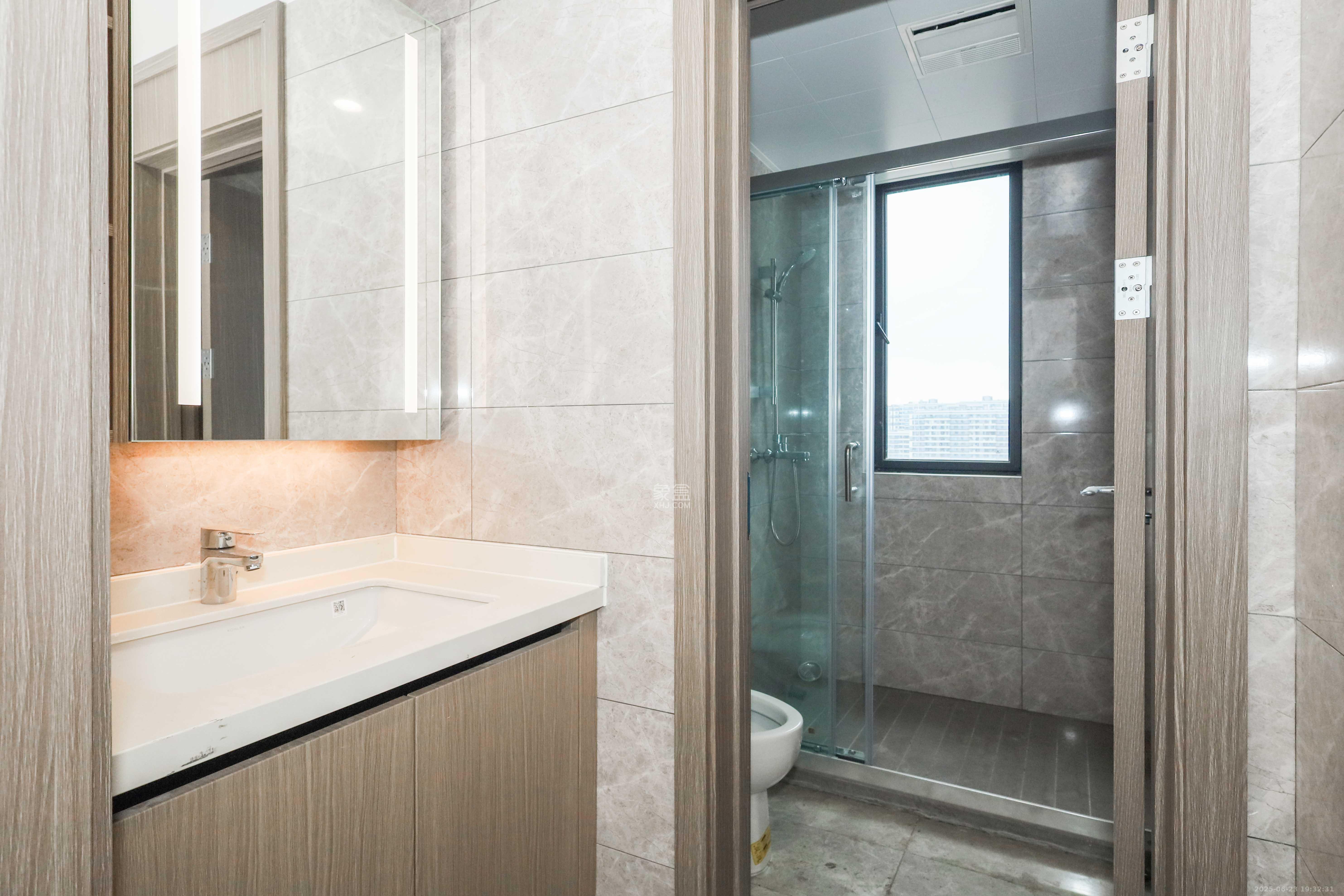 旭辉铂宸府 4室2厅2卫 149.9万 旭辉铂宸府 4室2厅2卫 149.9万卫生间