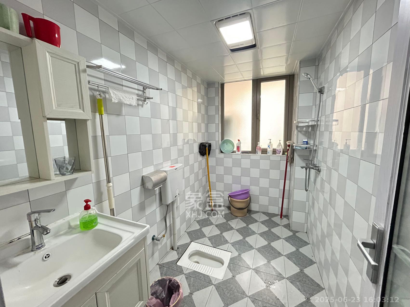 怡海星城 3室2厅2卫 2600.0元/月 怡海星城 3室2厅2卫 2600.0元/月室内图